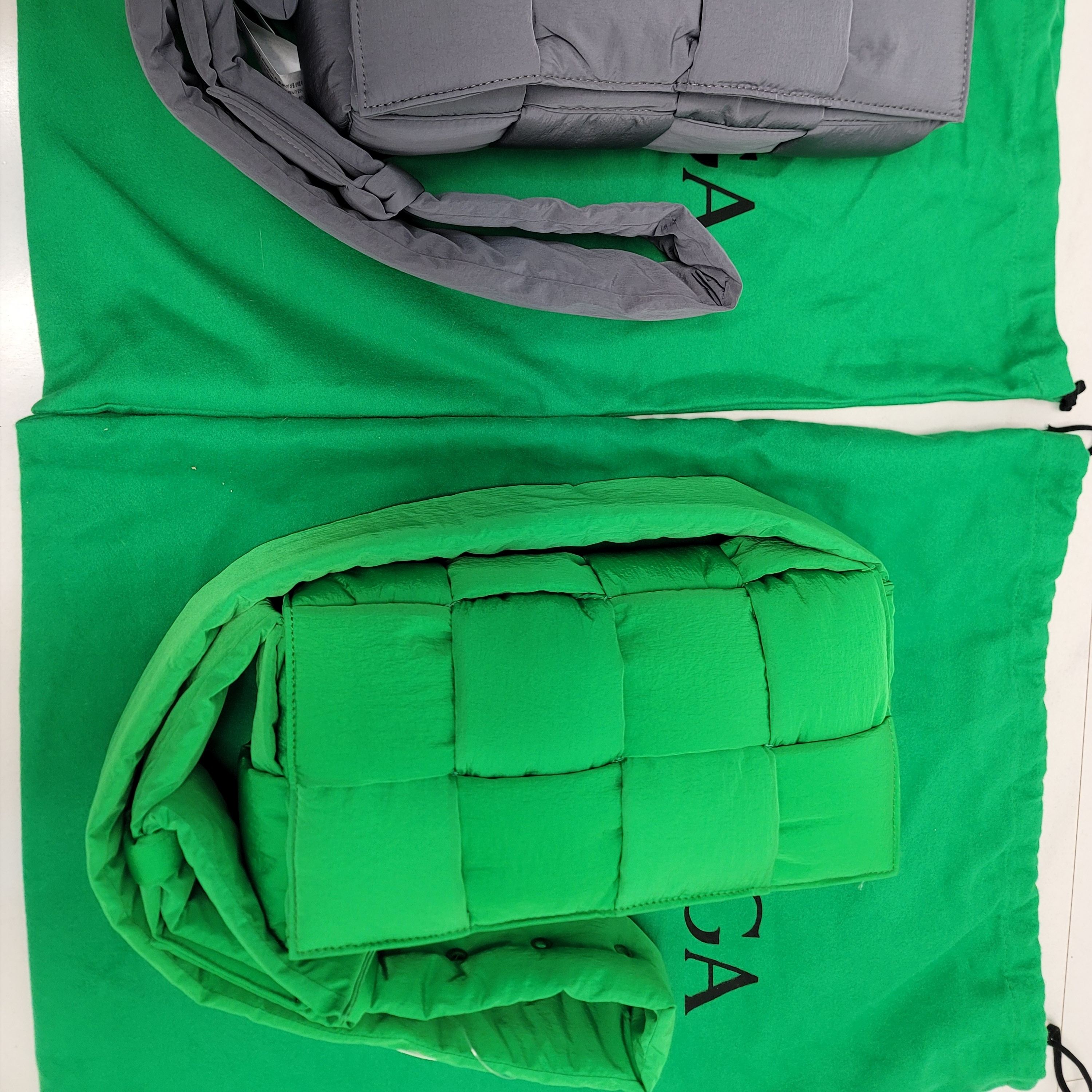 Bottega Veneta Padded Tech Cassette Thunder, Bottega Veneta Padded Tech Cassette Parakeet 착용 스타일 - 3