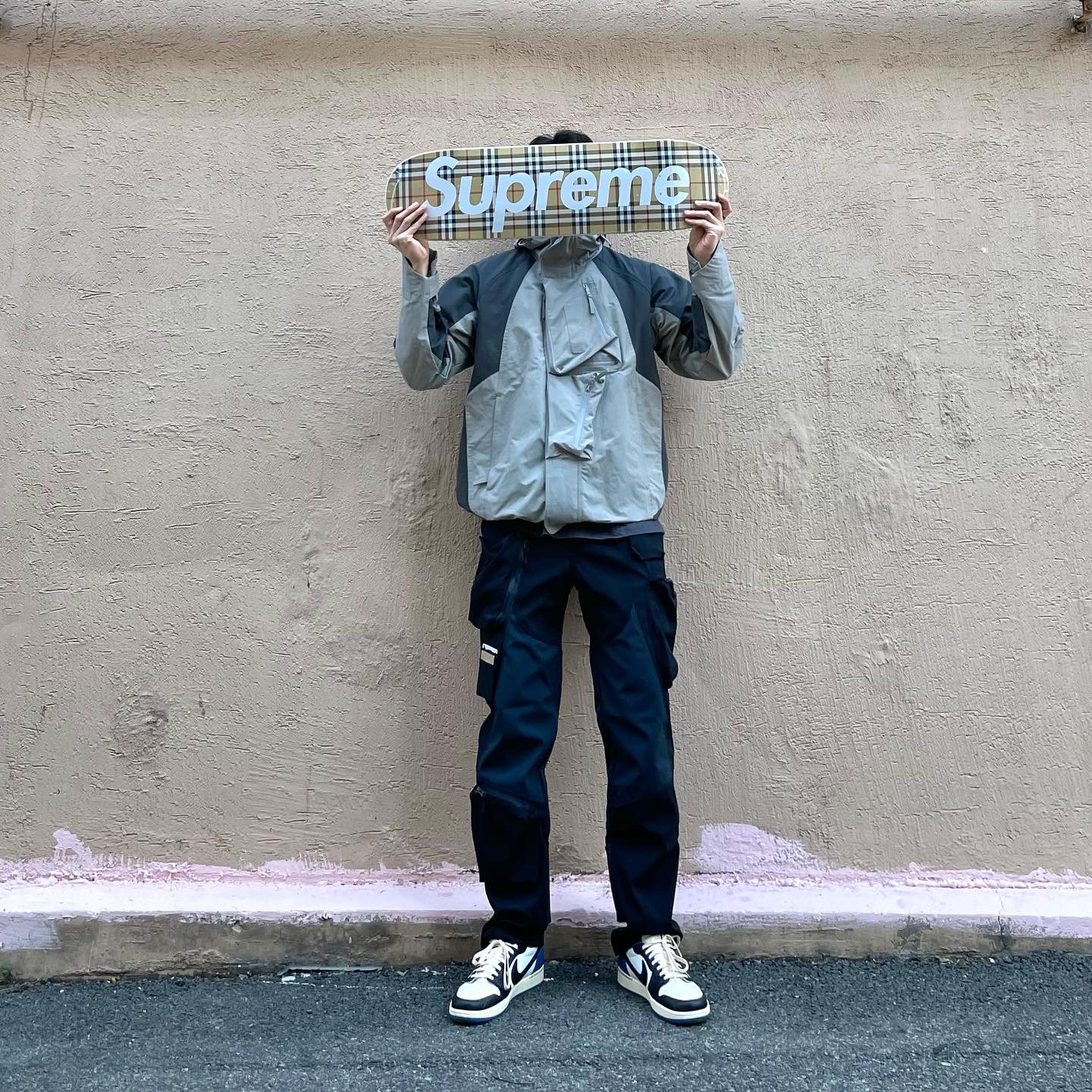 Supreme x Burberry Skateboard Deck Beige - 22SS, Jordan 1 x Travis Scott x Fragment Retro Low OG SP Military Blue 착용 스타일