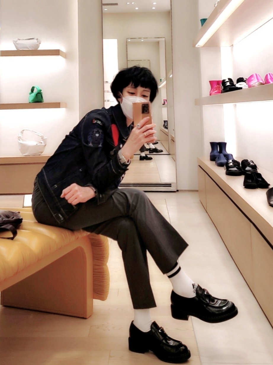 Prada Chocolate Brushed Leather Loafers Black 착용 스타일