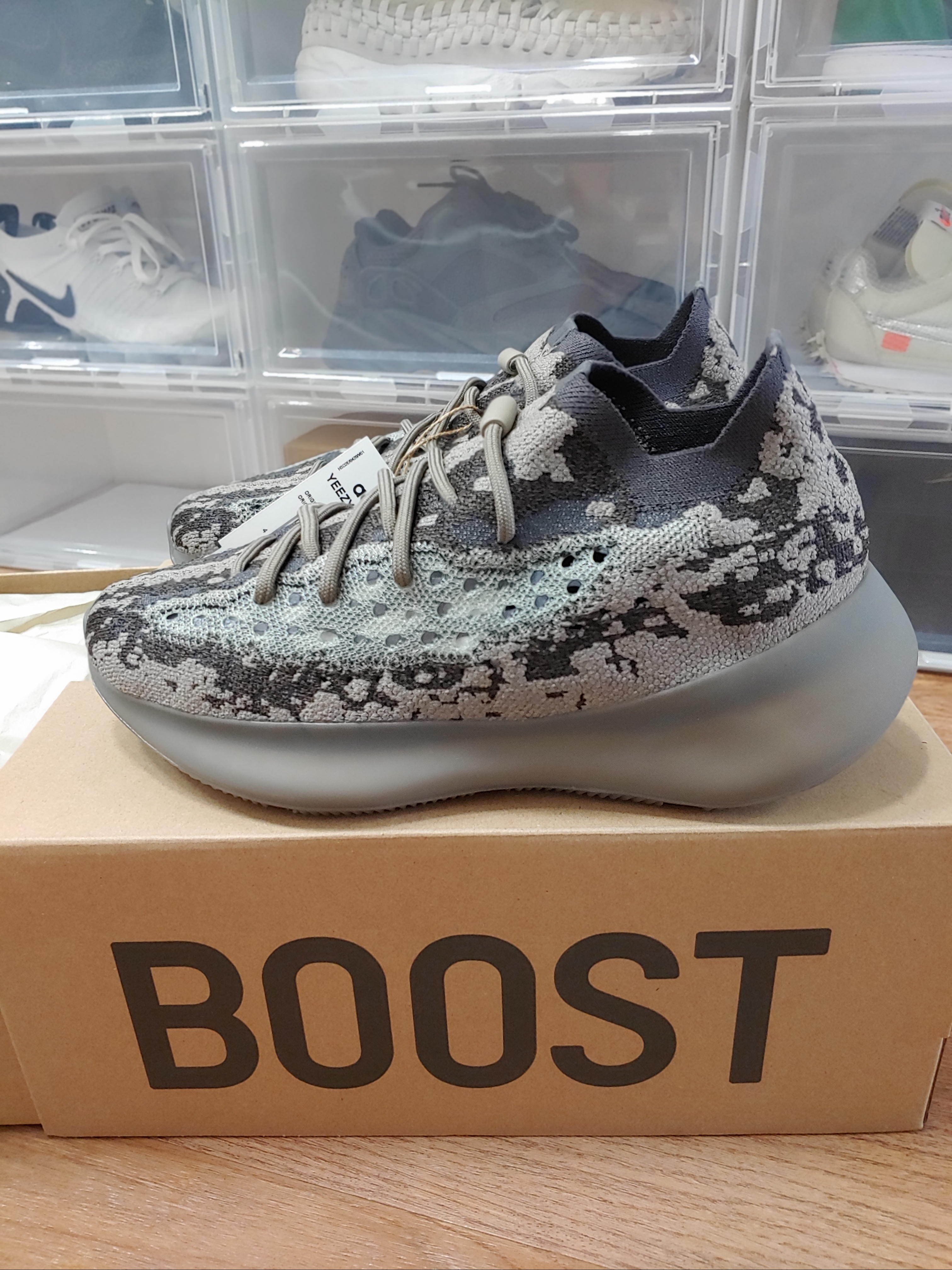 Adidas Yeezy Boost 380 Stone Salt 착용 스타일 - 1