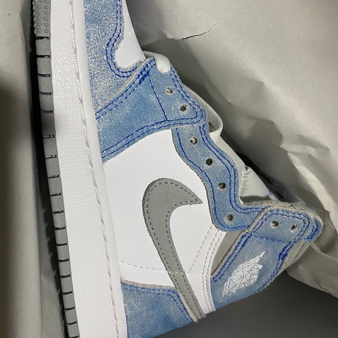 Jordan 1 Retro High OG Hyper Royal 착용 스타일