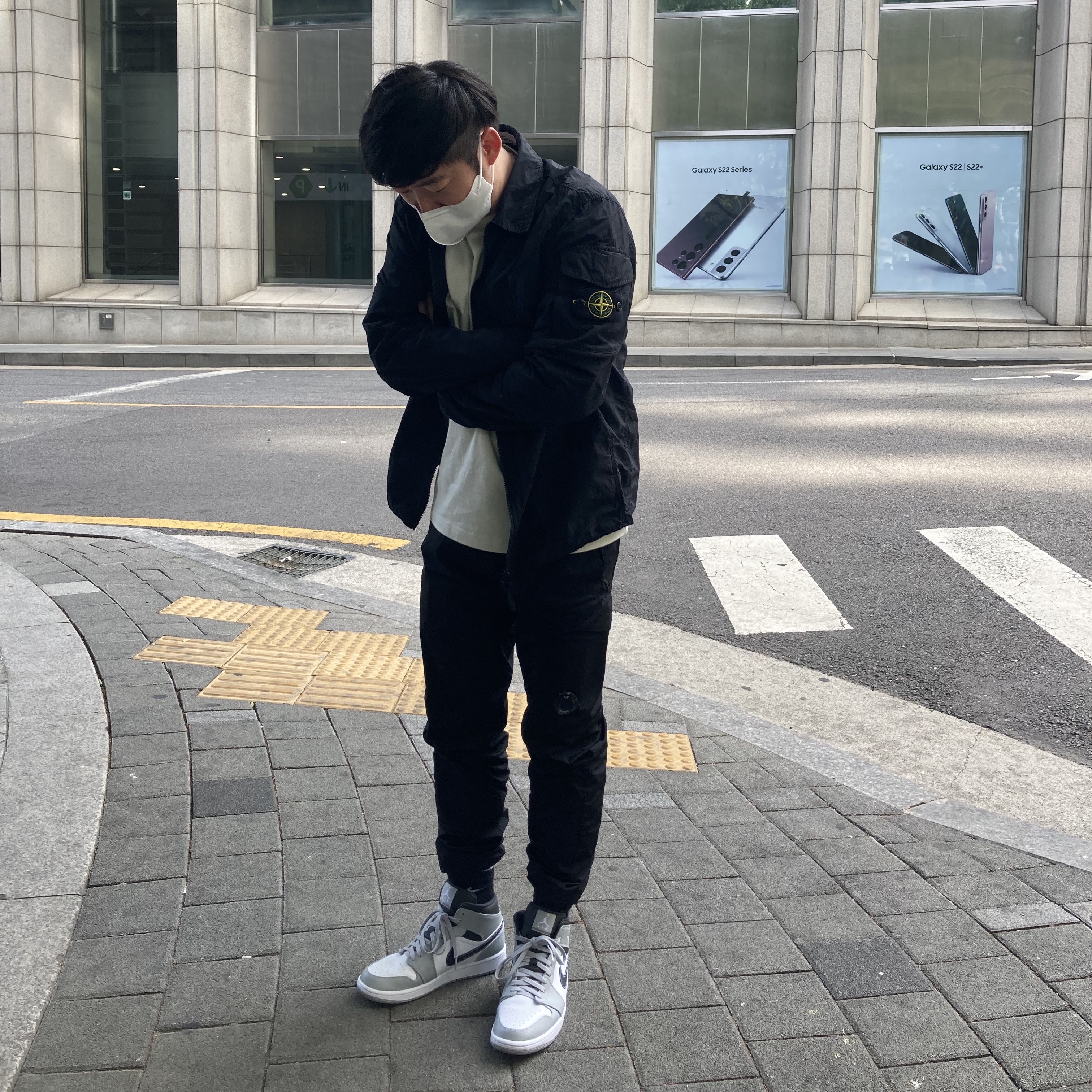 Jordan 1 Mid Light Smoke Grey Anthracite, Stone Island 10502 Naslan Light Garment Dyed Overshirt Black - 22SS 착용 스타일
