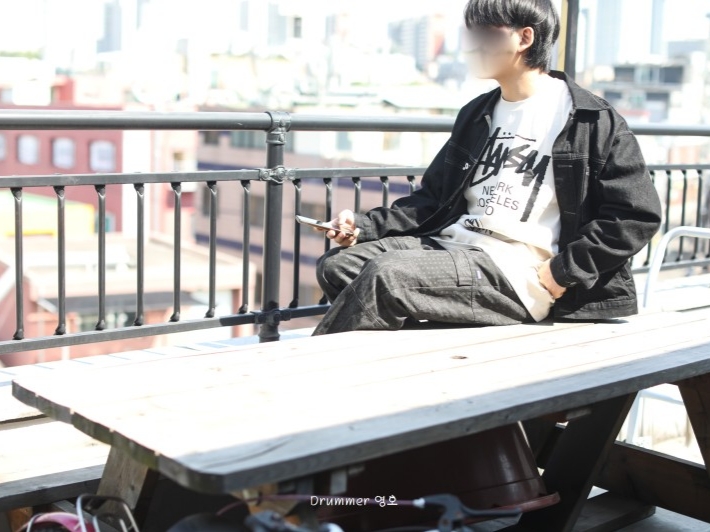 Stussy World Tour T-Shirt Smoke 착용 스타일 - 1