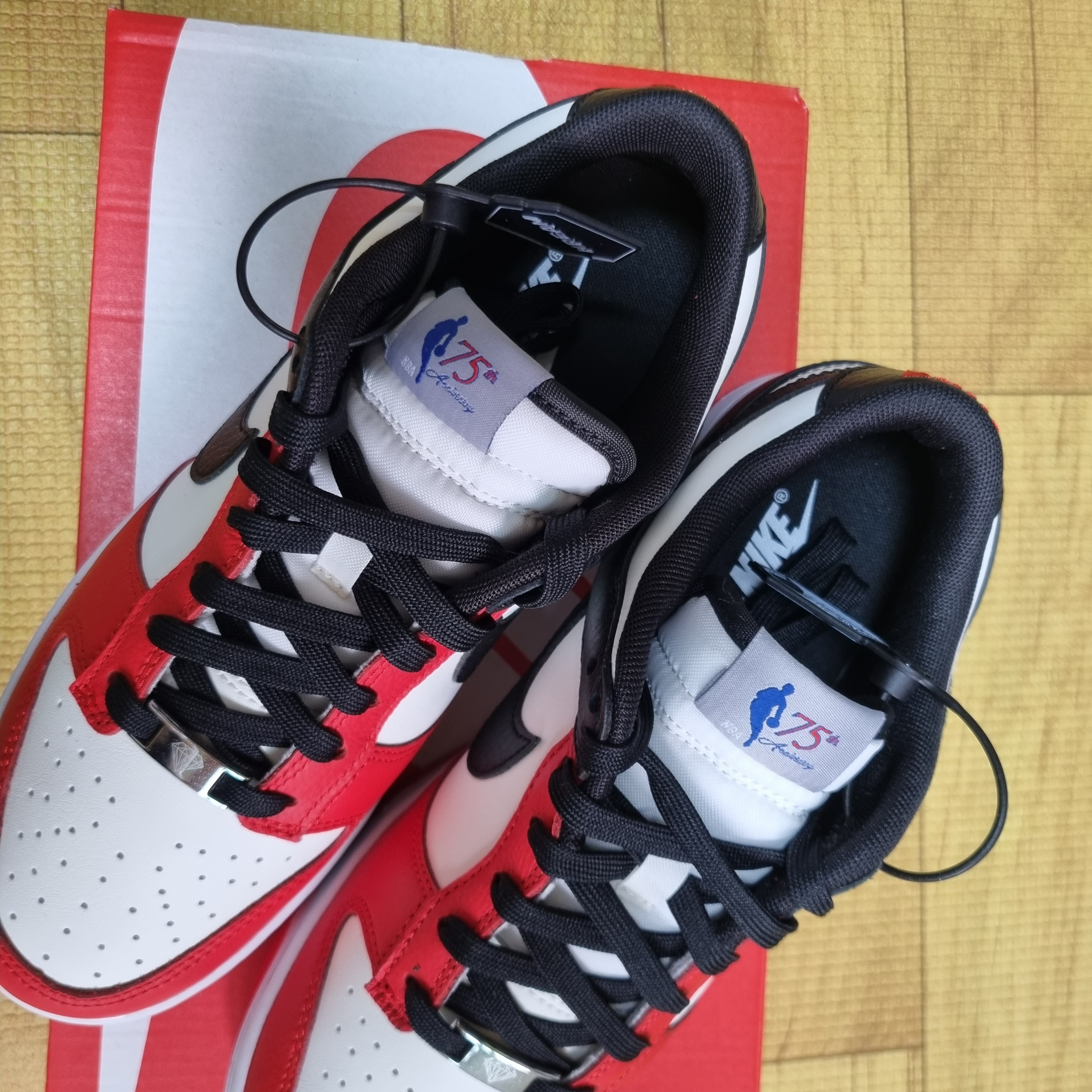 Nike x NBA Dunk Low Retro EMB Black and Chile Red 착용 스타일