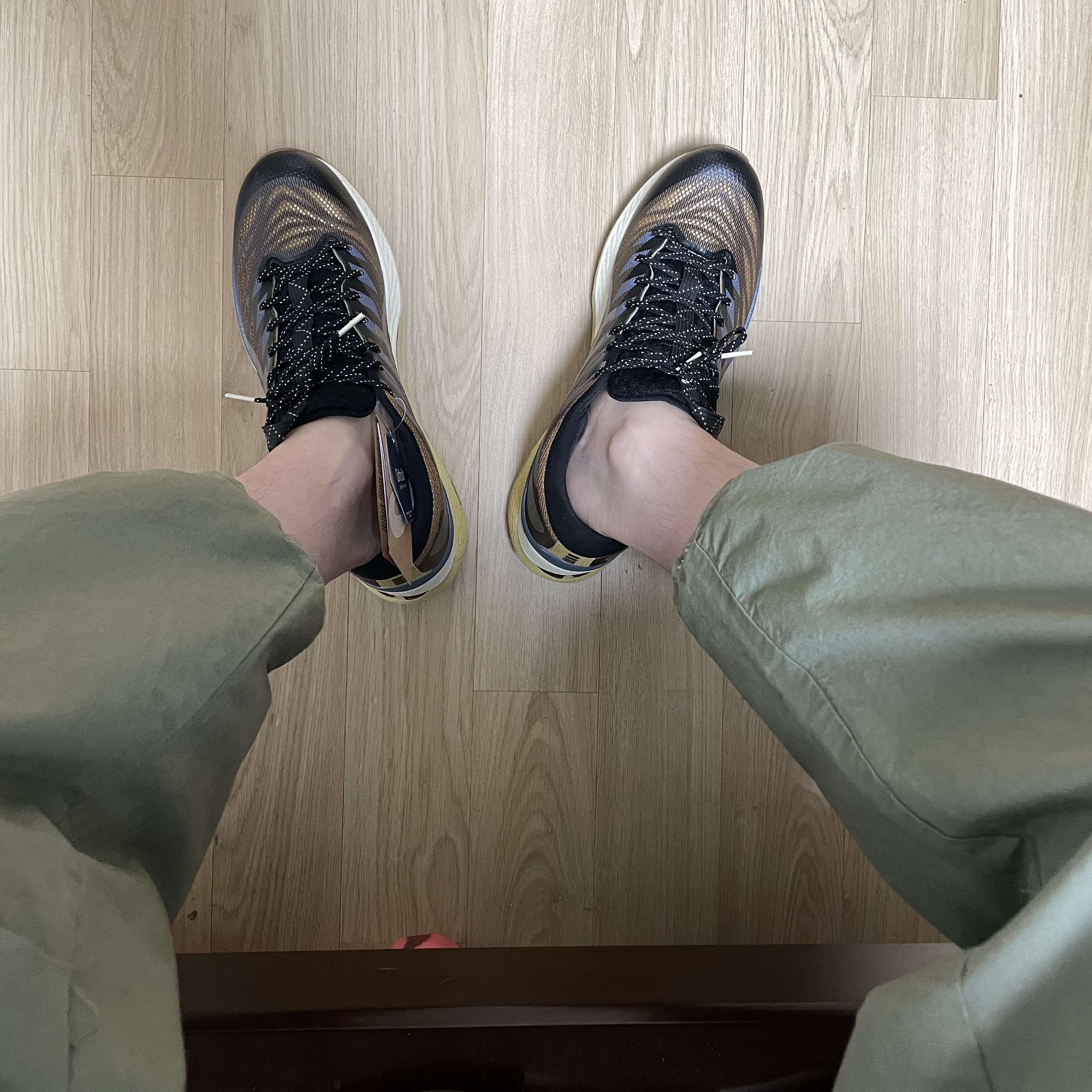(W) Asics FN3-S Gel-Kayano 28 Anthracite Antique Gold 착용 스타일 - 4