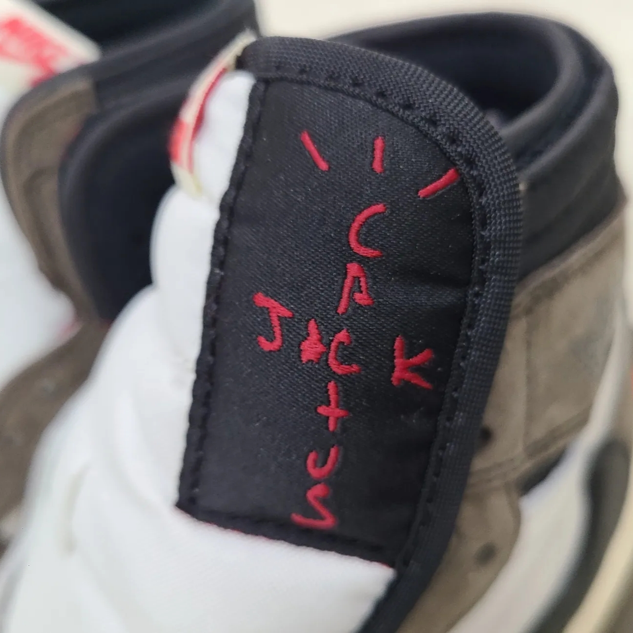Jordan 1 x Travis Scott Retro High OG SP Mocha 착용 스타일 - 5