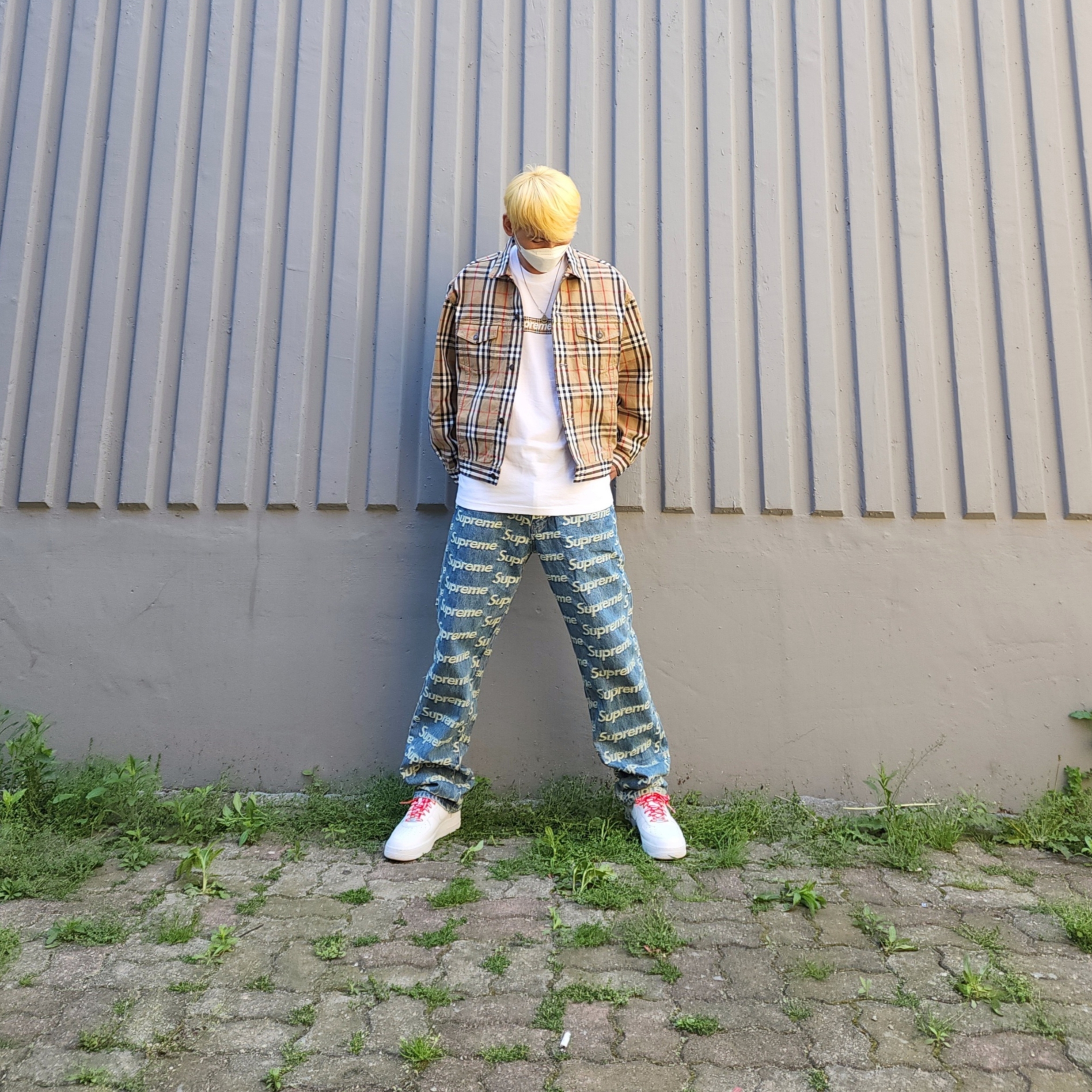 Supreme x Burberry Denim Trucker Jacket Beige - 22SS, Supreme Frayed Logos Regular Jean Blue - 21SS 착용 스타일 - 2