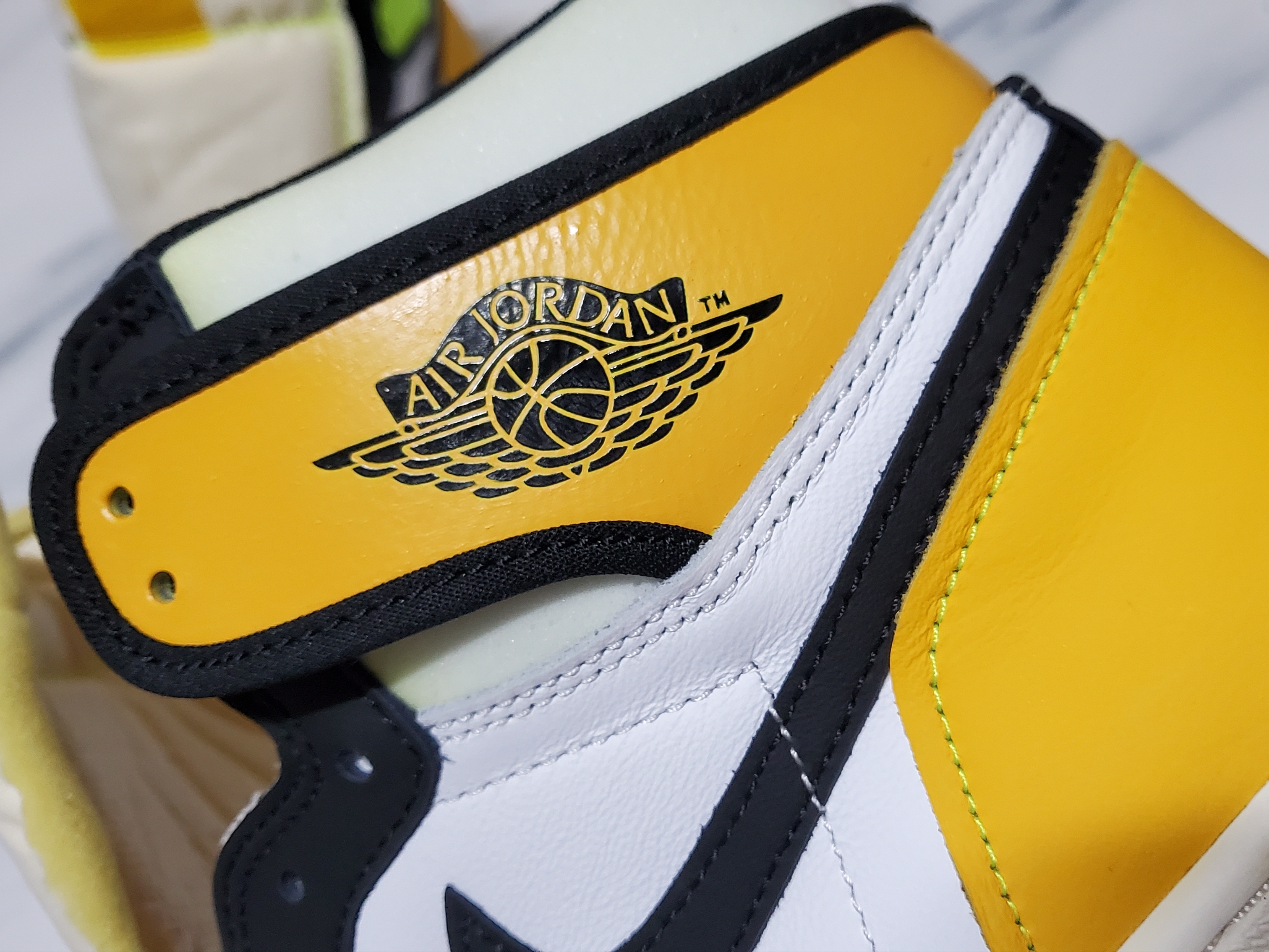 Jordan 1 Retro High OG Volt Gold, Jordan 1 Mid Yellow Toe Black 착용 스타일