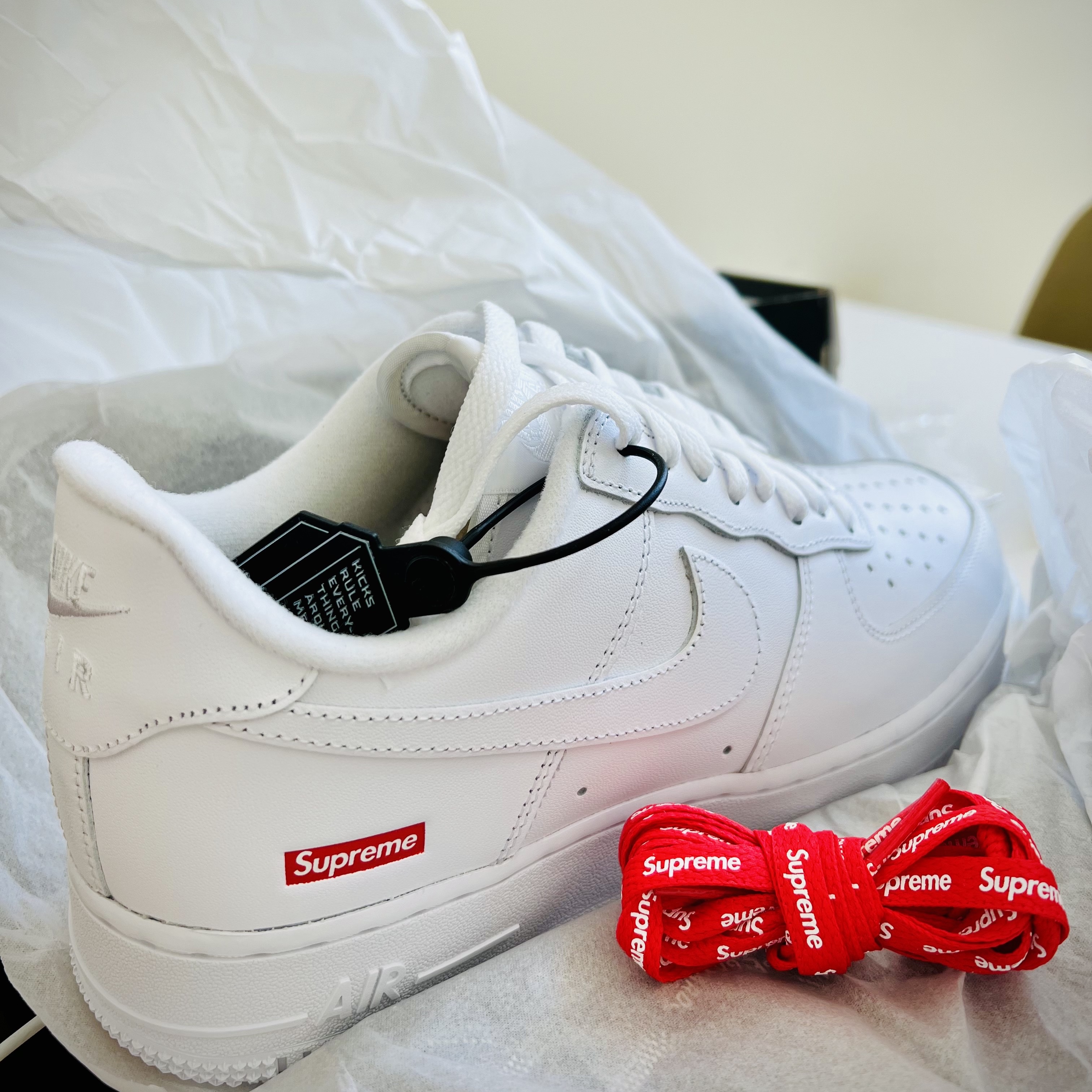 Nike x Supreme Air Force 1 Low White 착용 스타일