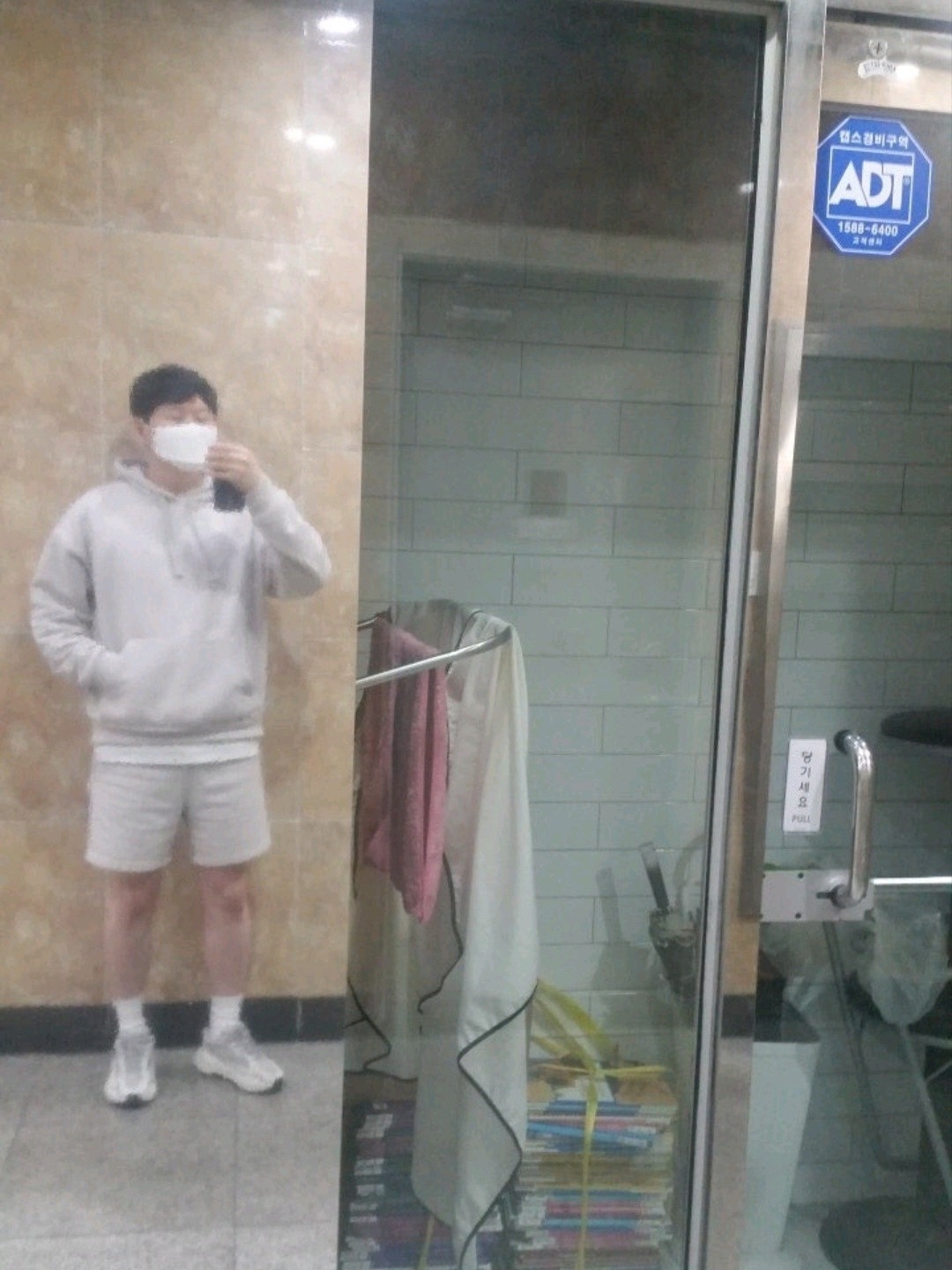 Adidas Yeezy Boost 700 V2 Static 2022 착용 스타일