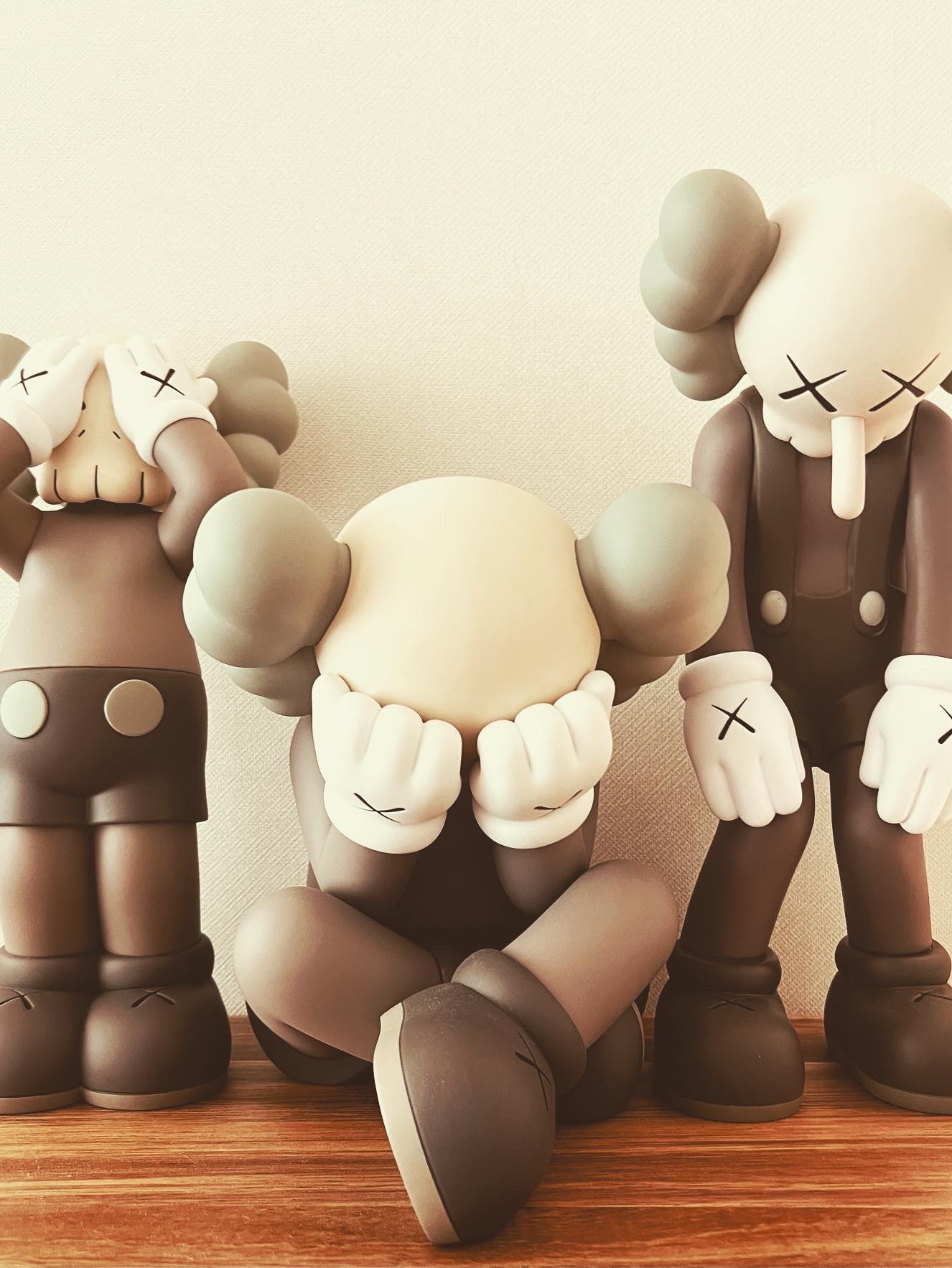 Kaws Holiday UK Vinyl Figure Brown 착용 스타일 - 3