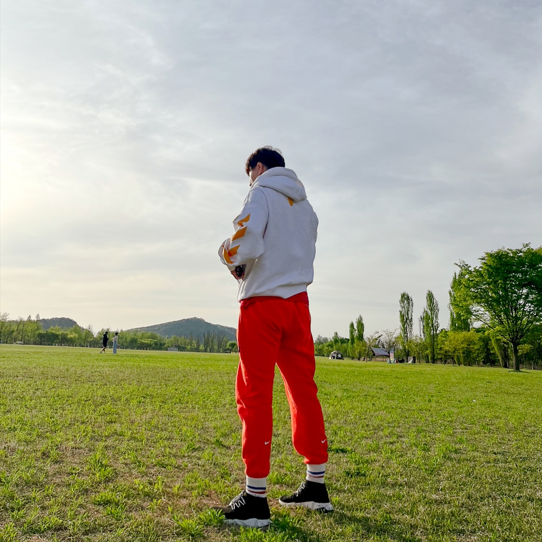 Off-White Arrow Motif Hoodie White, (W) Balenciaga Speed Lace Up Trainer Black White 착용 스타일 - 1