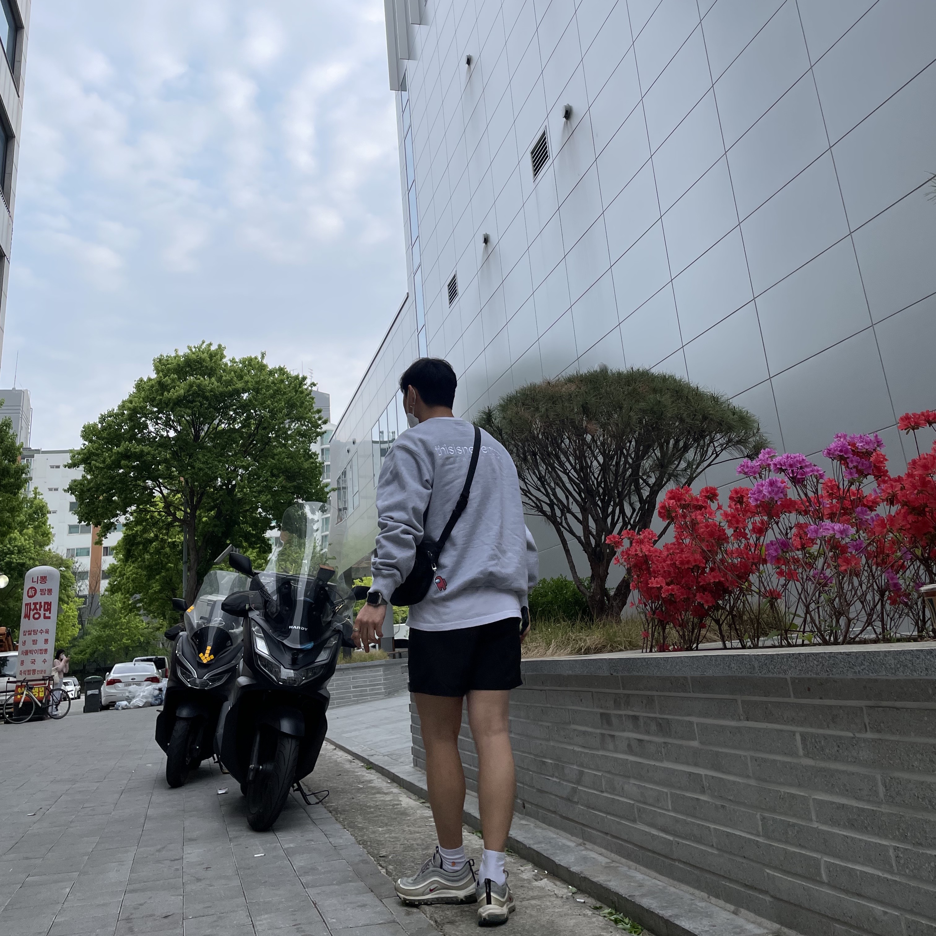 Patagonia Baggies Shorts 5 Inch Black, Arc'teryx Mantis 2 Waistpack Black 착용 스타일