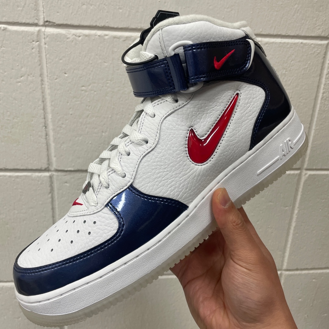 Nike Air Force 1 Mid QS University Red and Midnight Navy 착용 스타일