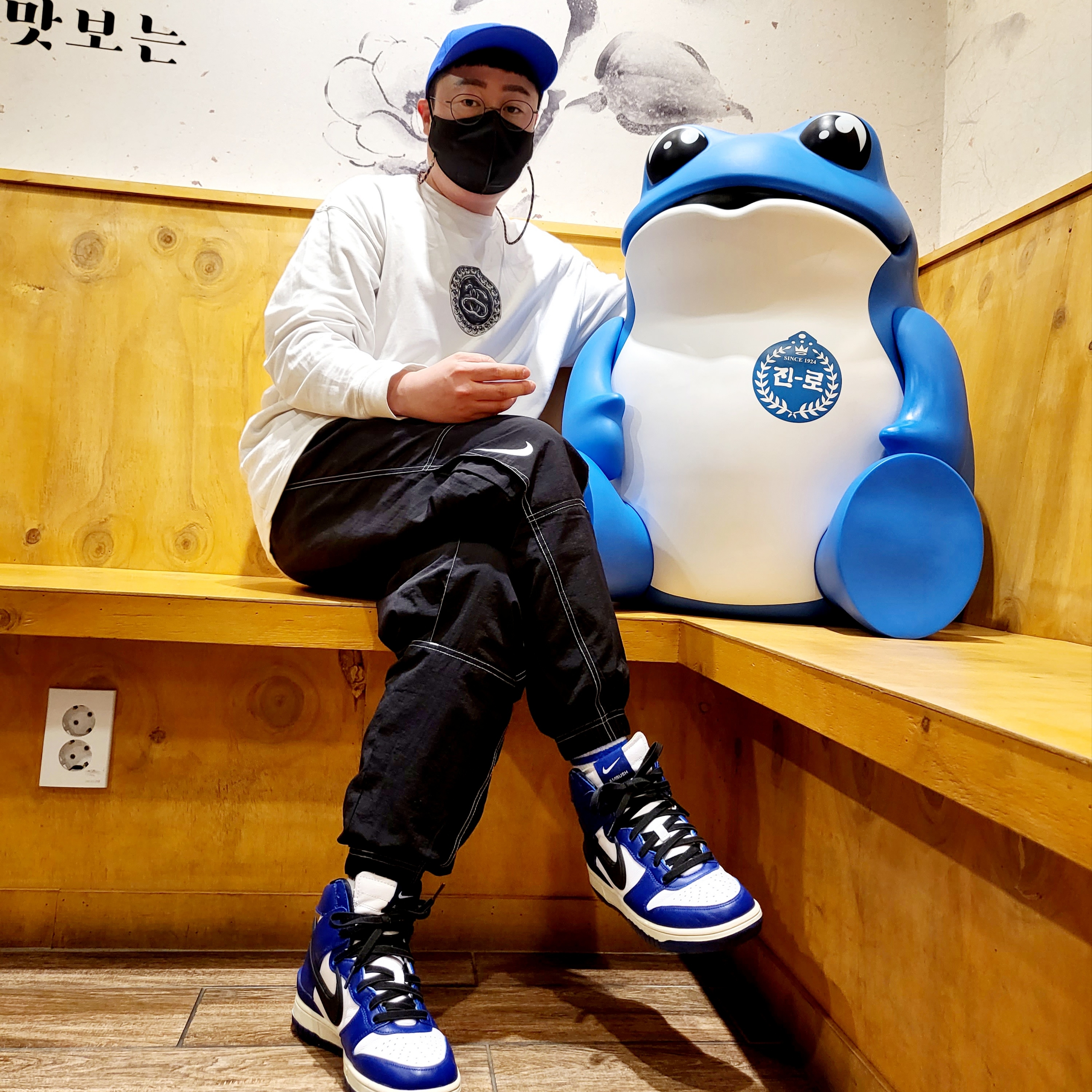 Puma x AMI Low Curve Cap Dazzling Blue, Nike x Stussy Big Swoosh LS T-Shirt White - US/EU 착용 스타일 - 1
