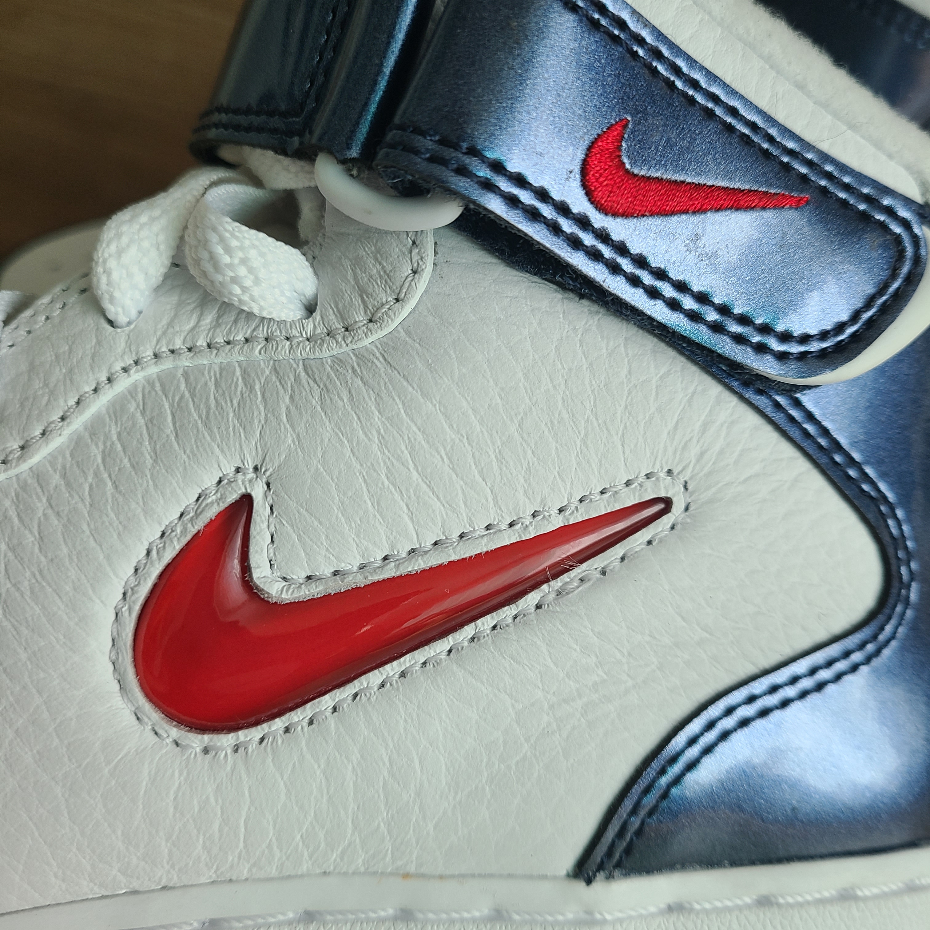 Nike Air Force 1 Mid QS University Red and Midnight Navy 착용 스타일 - 2