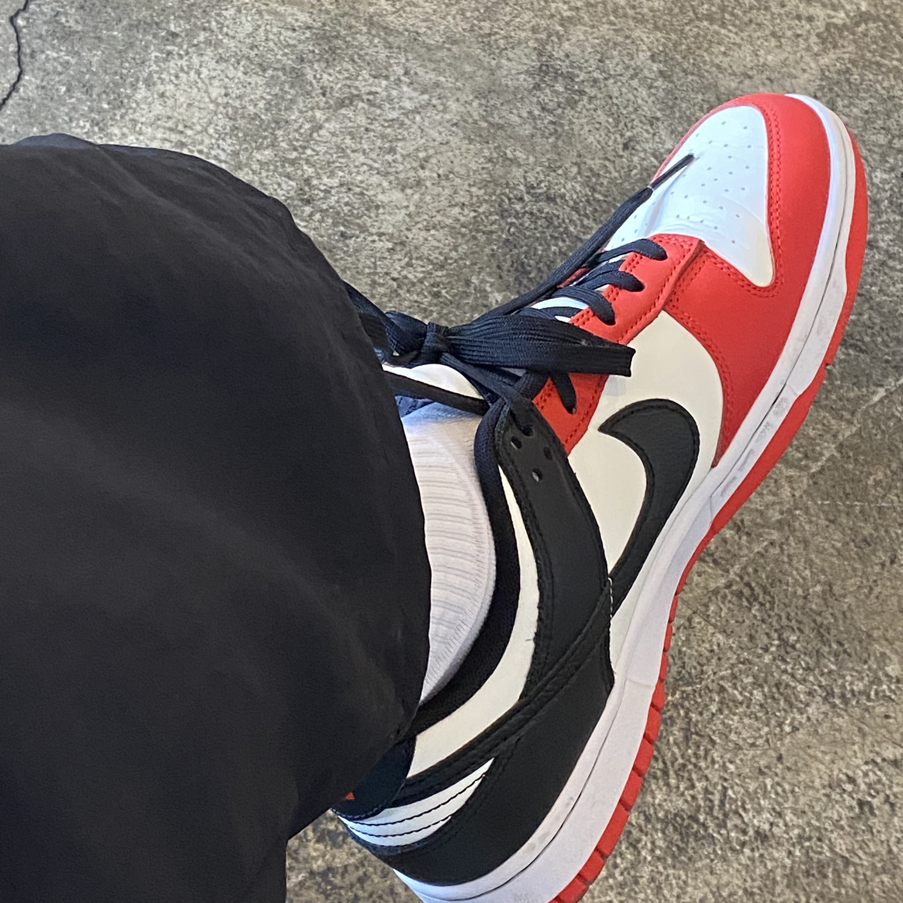 Nike x NBA Dunk Low Retro EMB Black and Chile Red 착용 스타일 - 3
