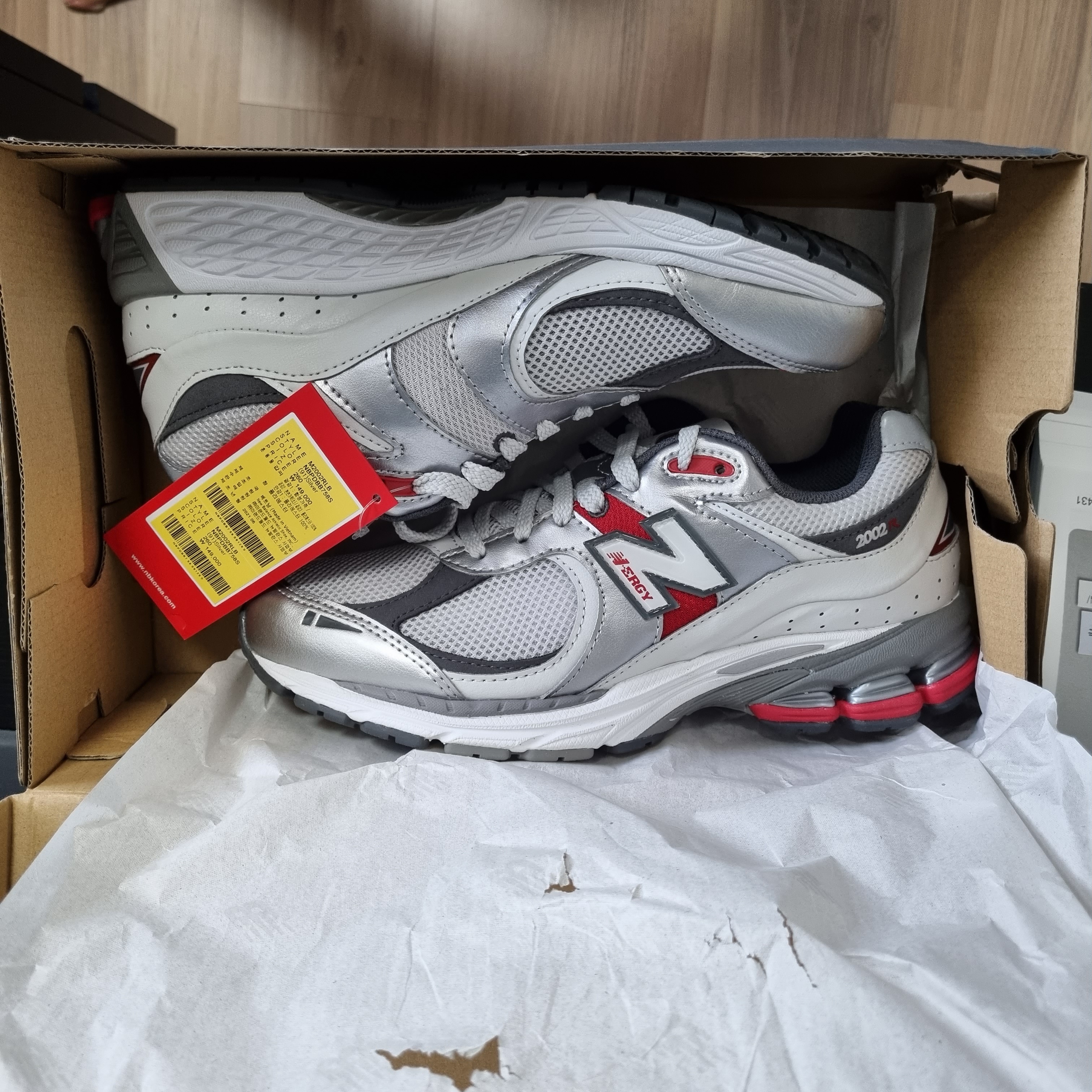 New Balance 2002R Silver Metallic 착용 스타일