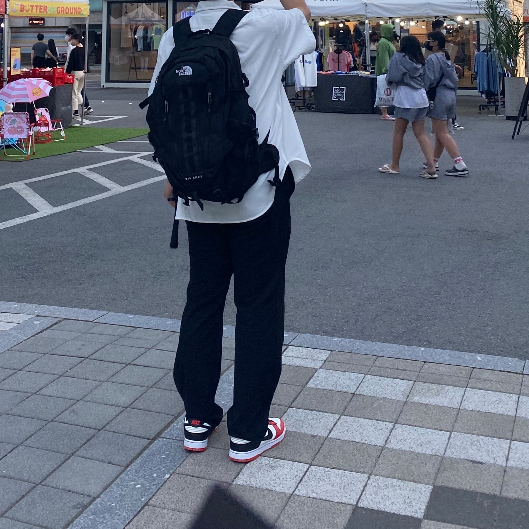 Nike x NBA Dunk Low Retro EMB Black and Chile Red 착용 스타일
