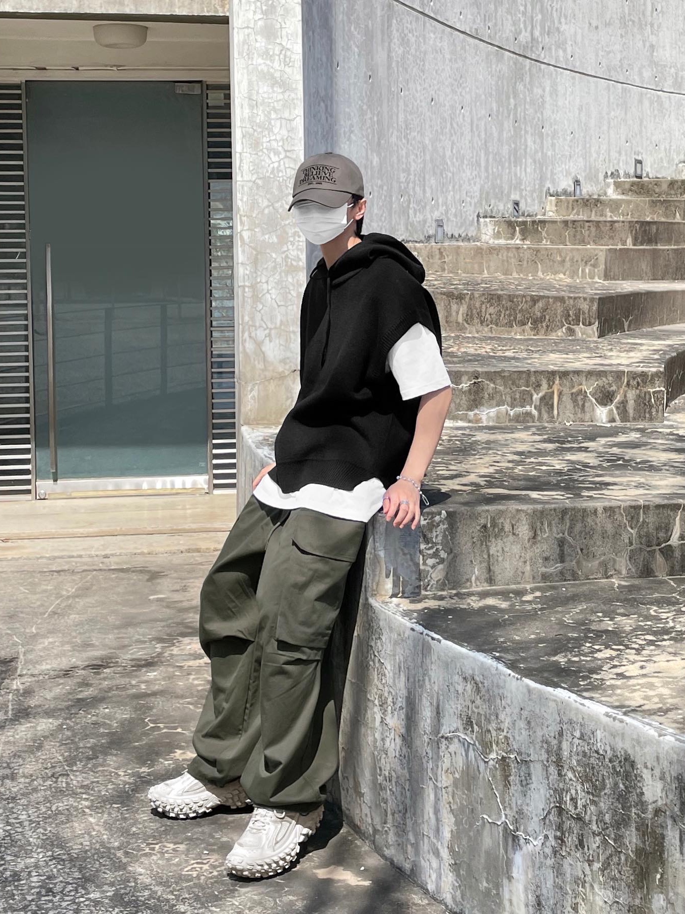 Balenciaga Defender Sneakers Beige 착용 스타일 - 3