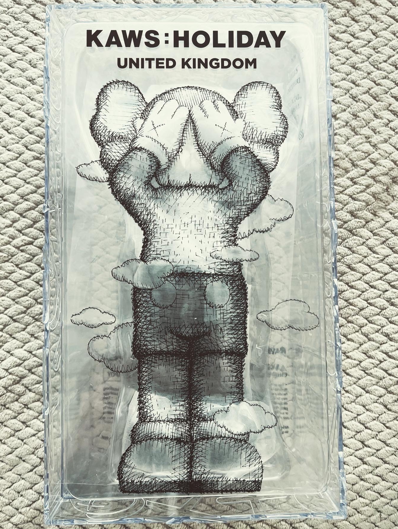 Kaws Holiday UK Vinyl Figure Brown 착용 스타일 - 2