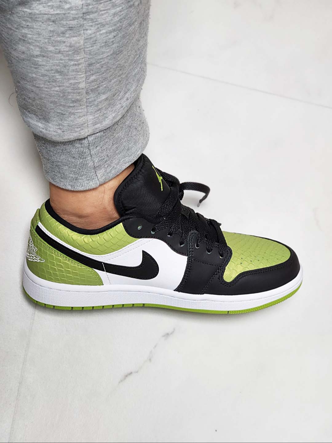 (W) Jordan 1 Low Vivid Green and Black 착용 스타일