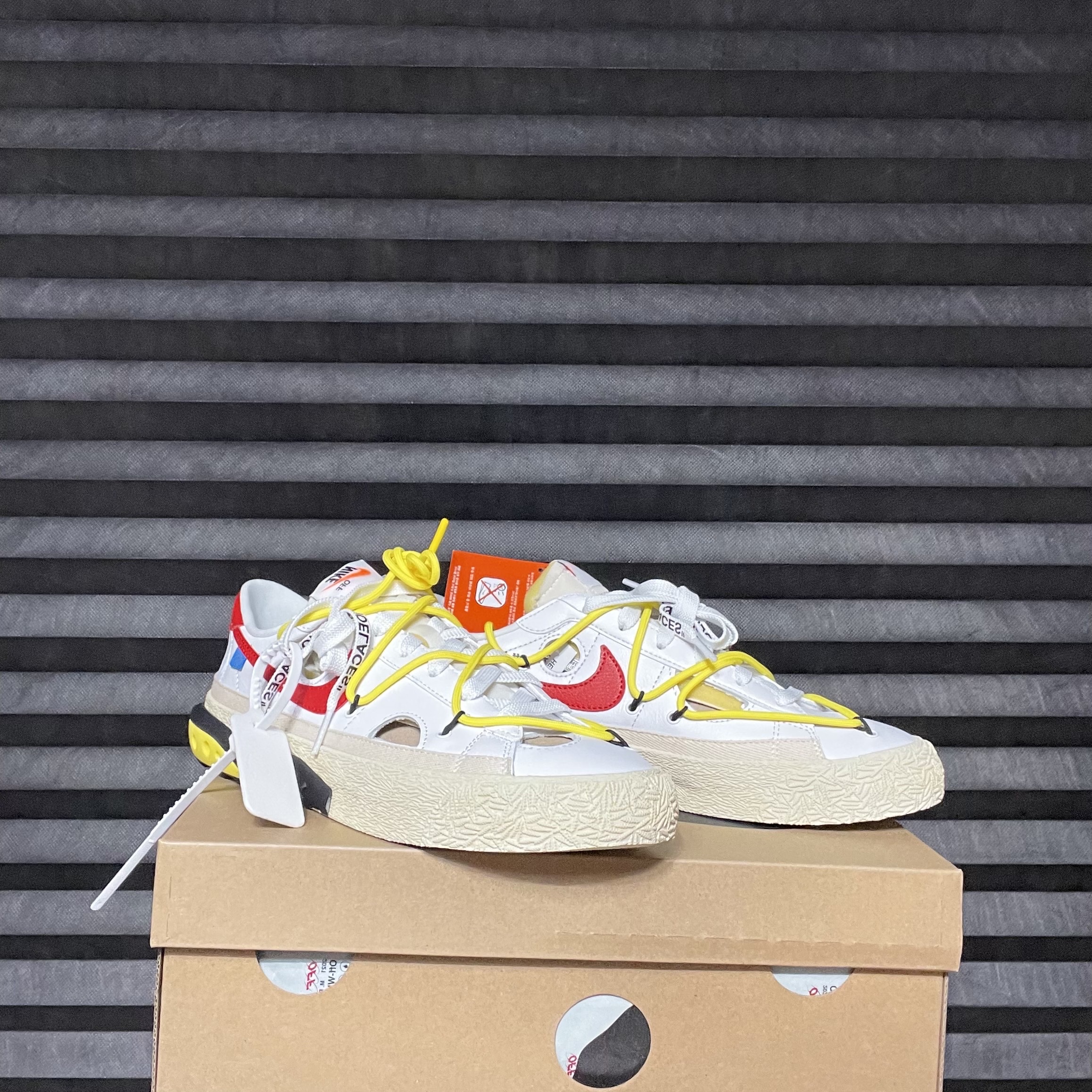 Nike x Off-White Blazer Low '77 White and University Red 착용 스타일