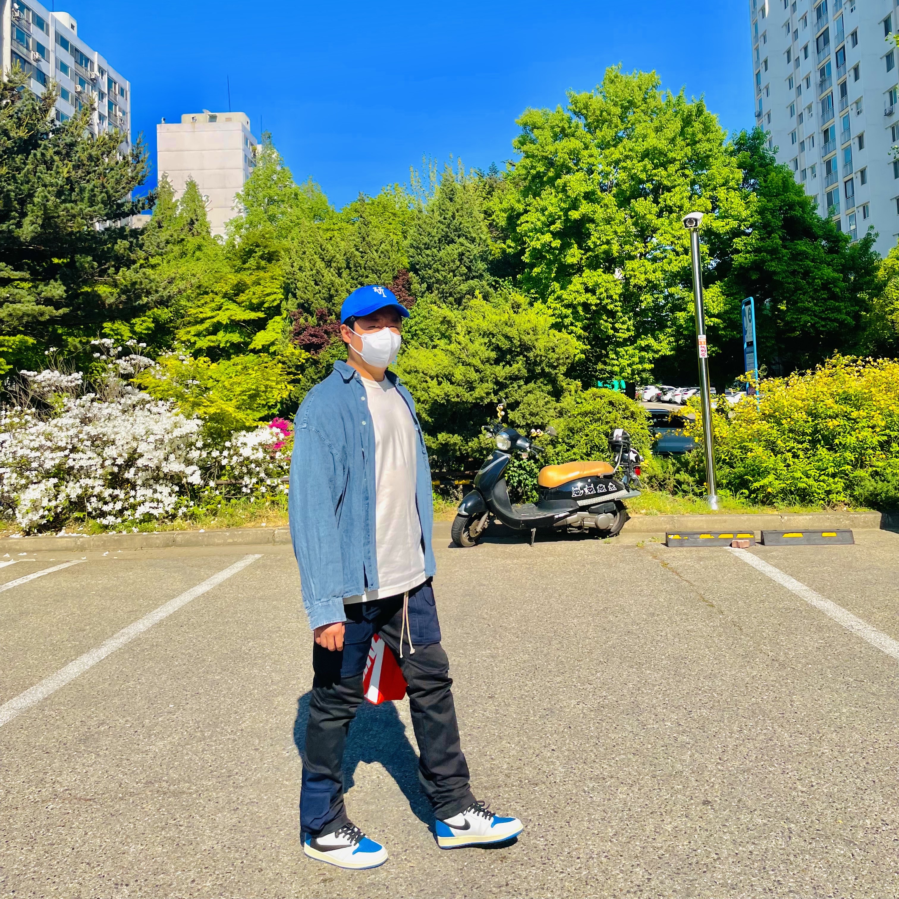 Jordan 1 x Travis Scott x Fragment Retro High OG SP Military Blue, Nike Dunk Low Retro Black 착용 스타일 - 1