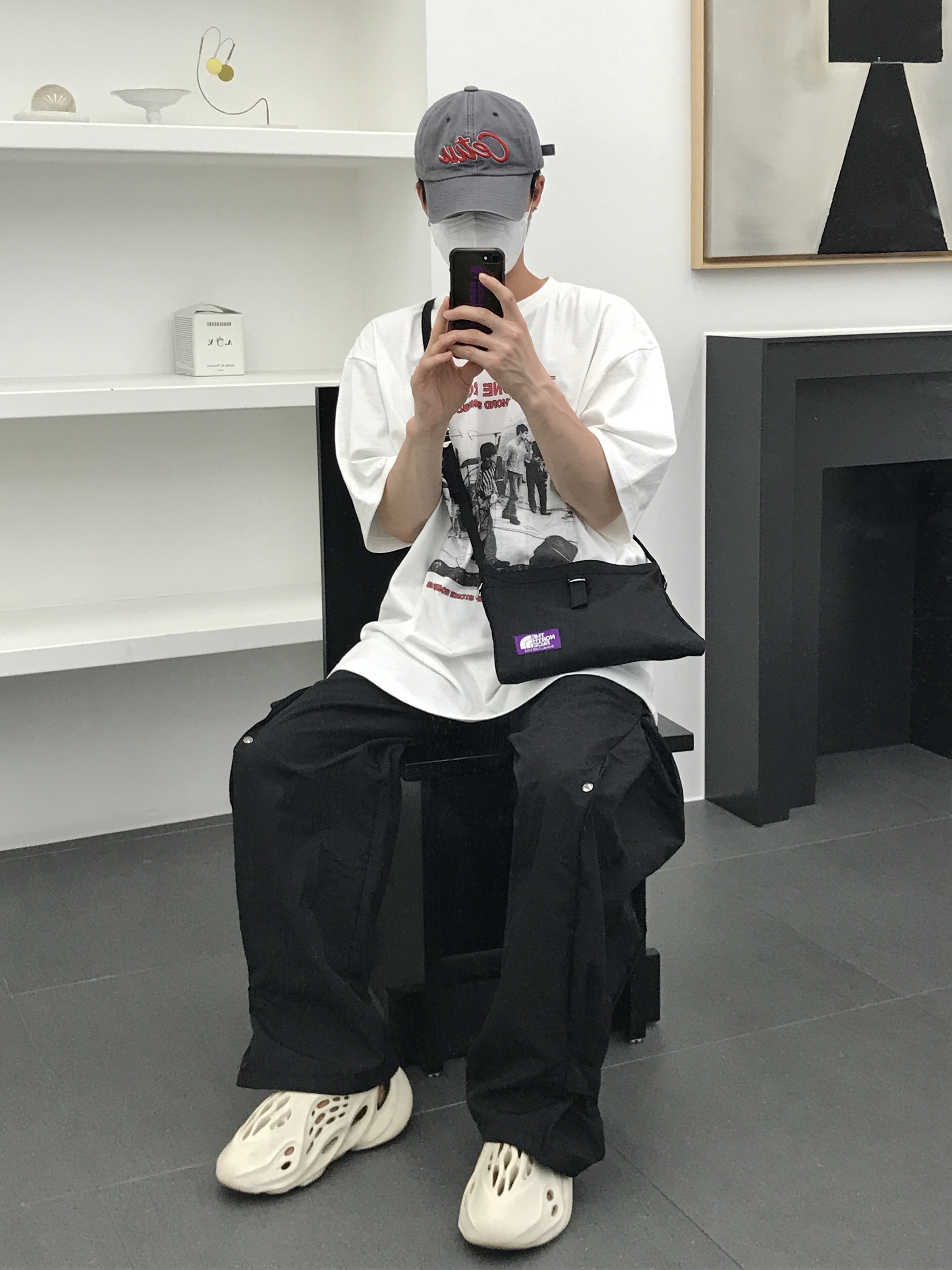 Adidas Yeezy Foam RNNR Sand 착용 스타일