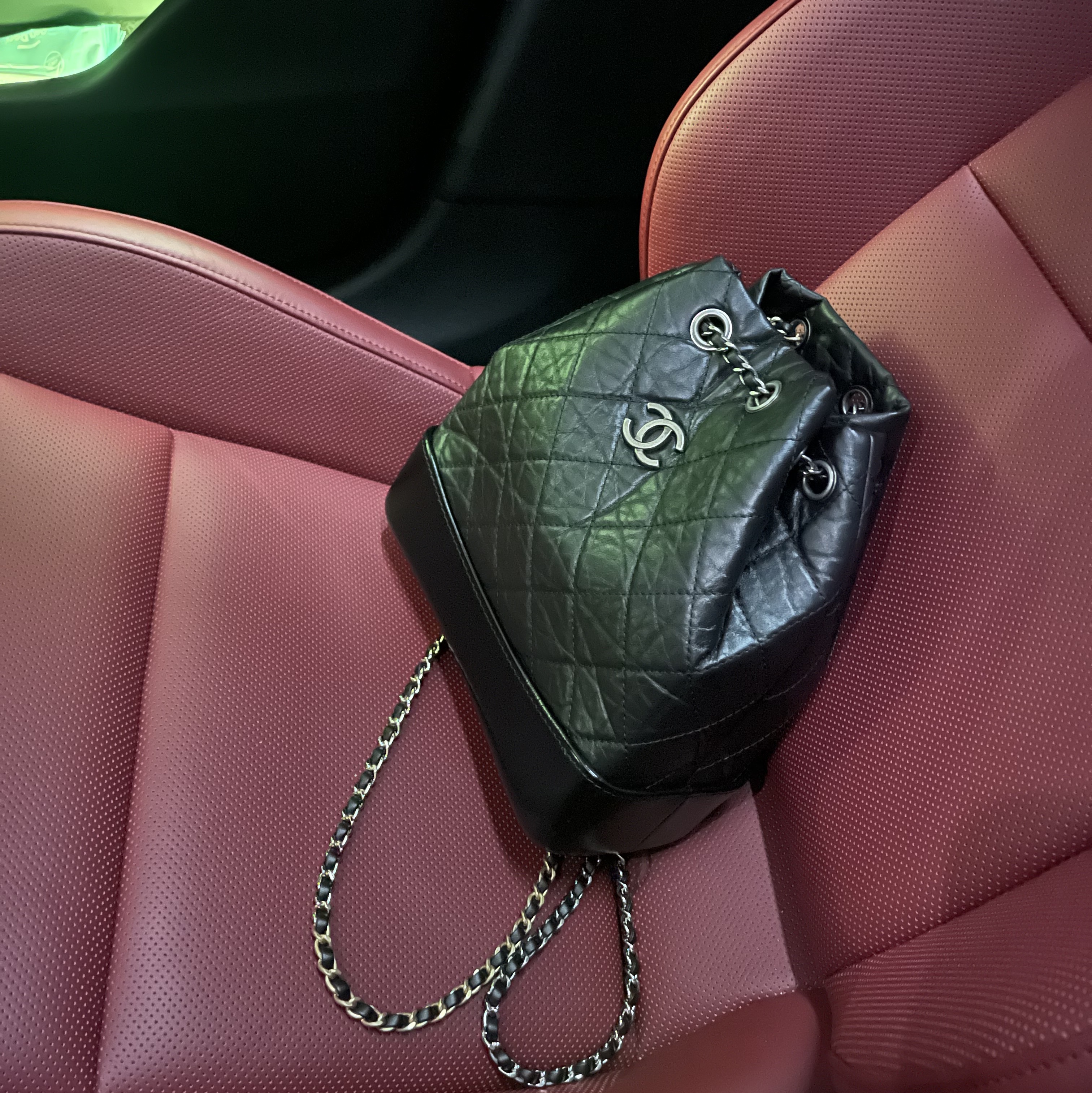 Chanel Small Gabrielle Backpack Aged Calfskin & Gold Silver Black, Thom Browne Milano Stitch 4-Bar Crewneck Pullover Knit Medium Grey 착용 스타일 - 1