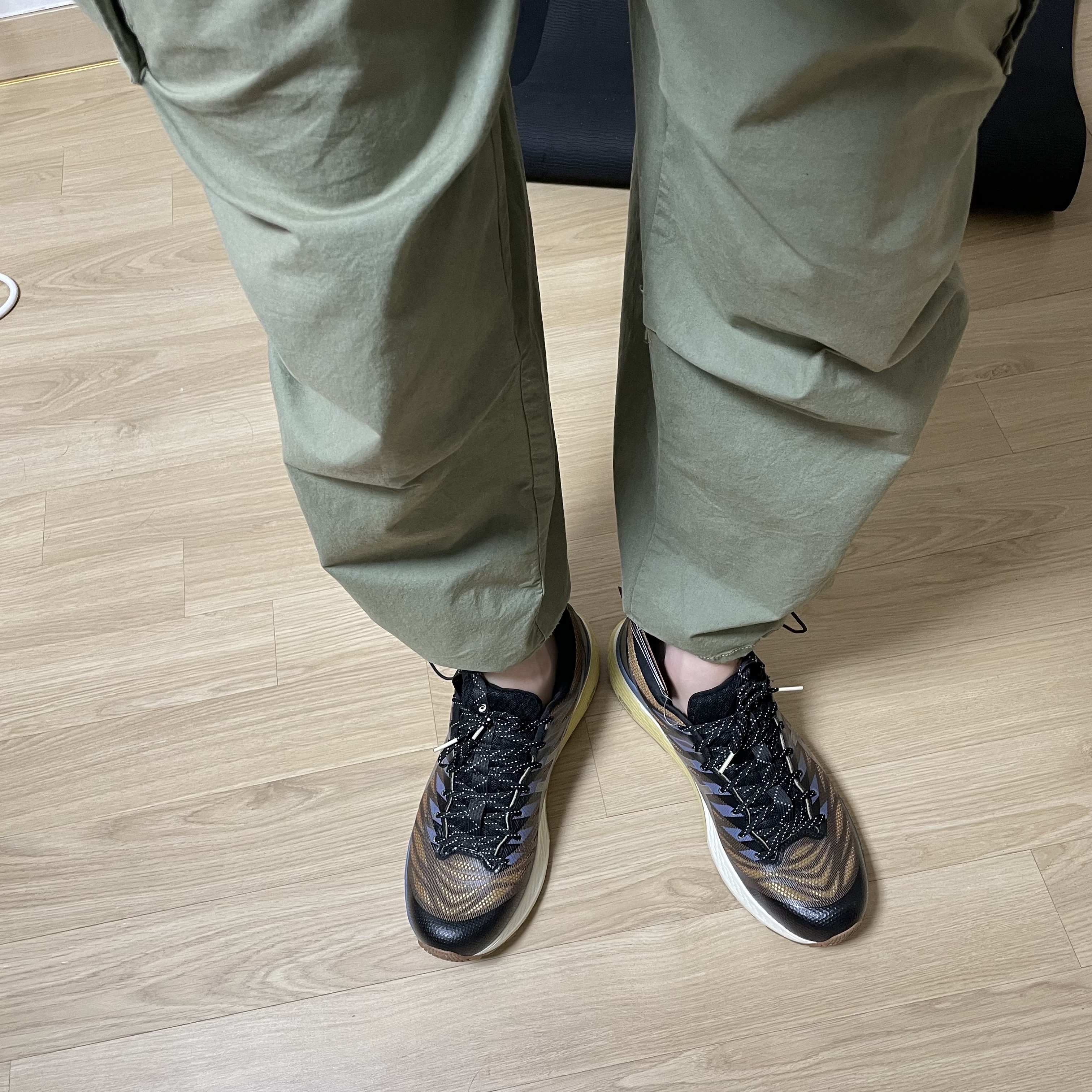 (W) Asics FN3-S Gel-Kayano 28 Anthracite Antique Gold 착용 스타일 - 2