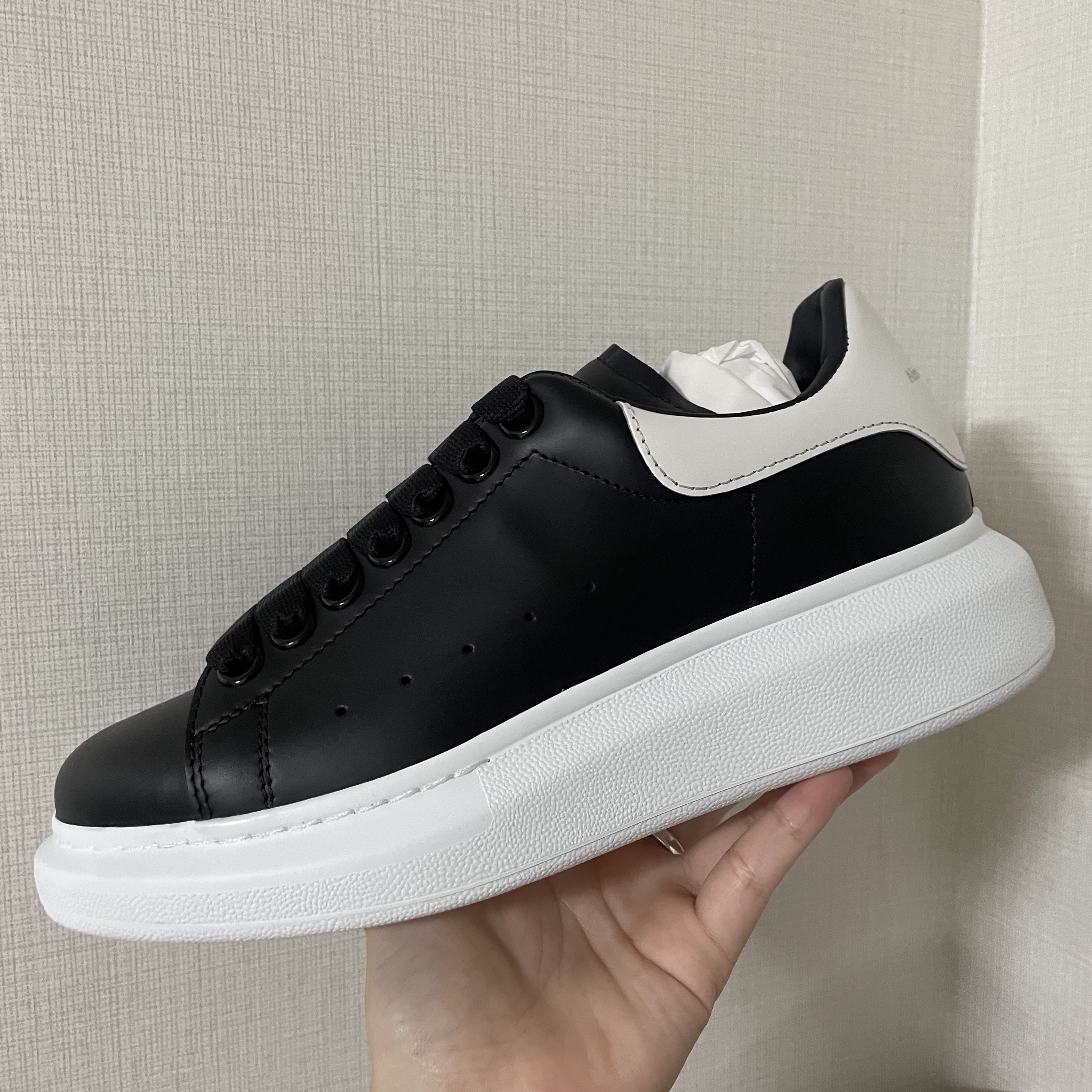 (W) Alexander McQueen Oversized Sneakers Black White 착용 스타일