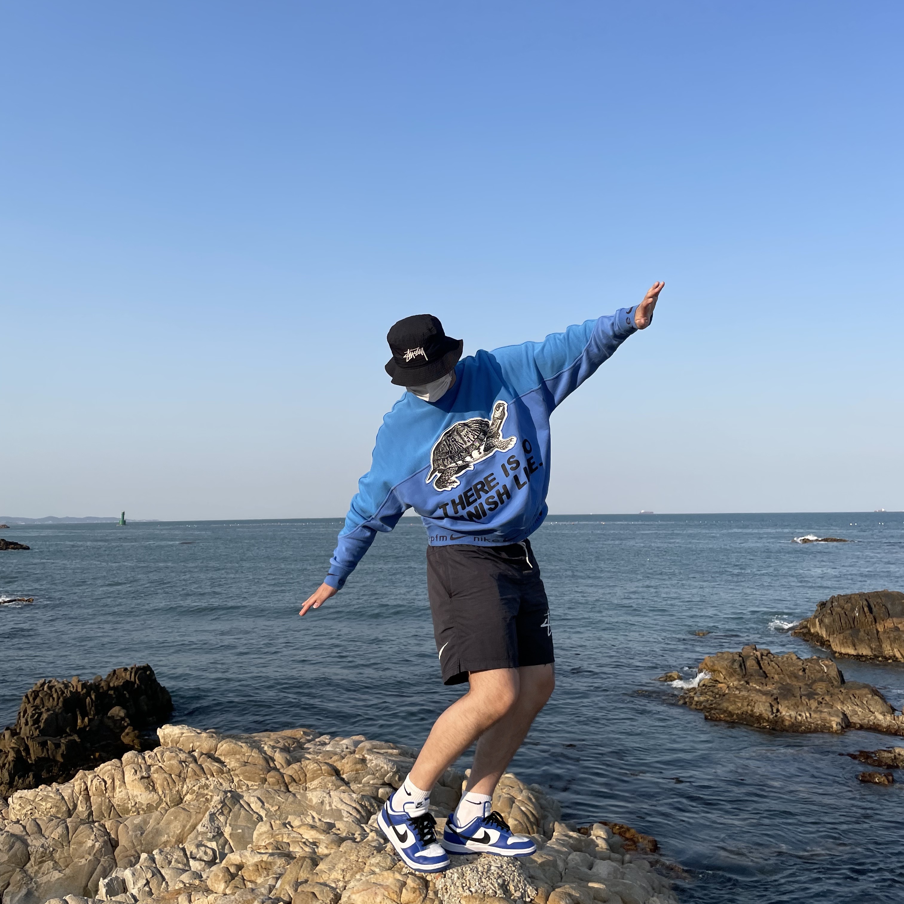 Nike x Cactus Plant Flea Market Fleece Crewneck Blue, Nike x Stussy Bucket Hat Black 착용 스타일 - 1