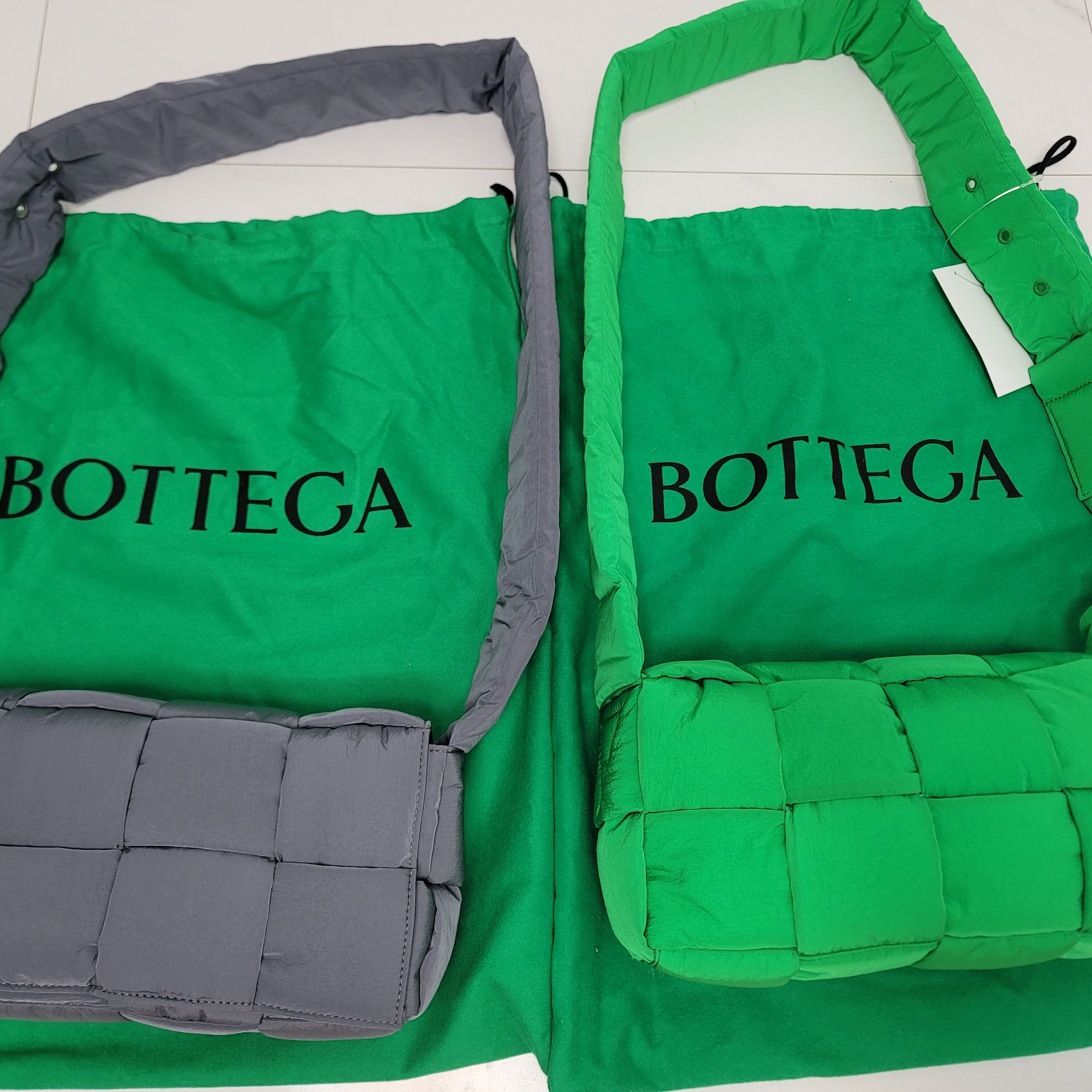 Bottega Veneta Padded Tech Cassette Thunder, Bottega Veneta Padded Tech Cassette Parakeet 착용 스타일 - 2