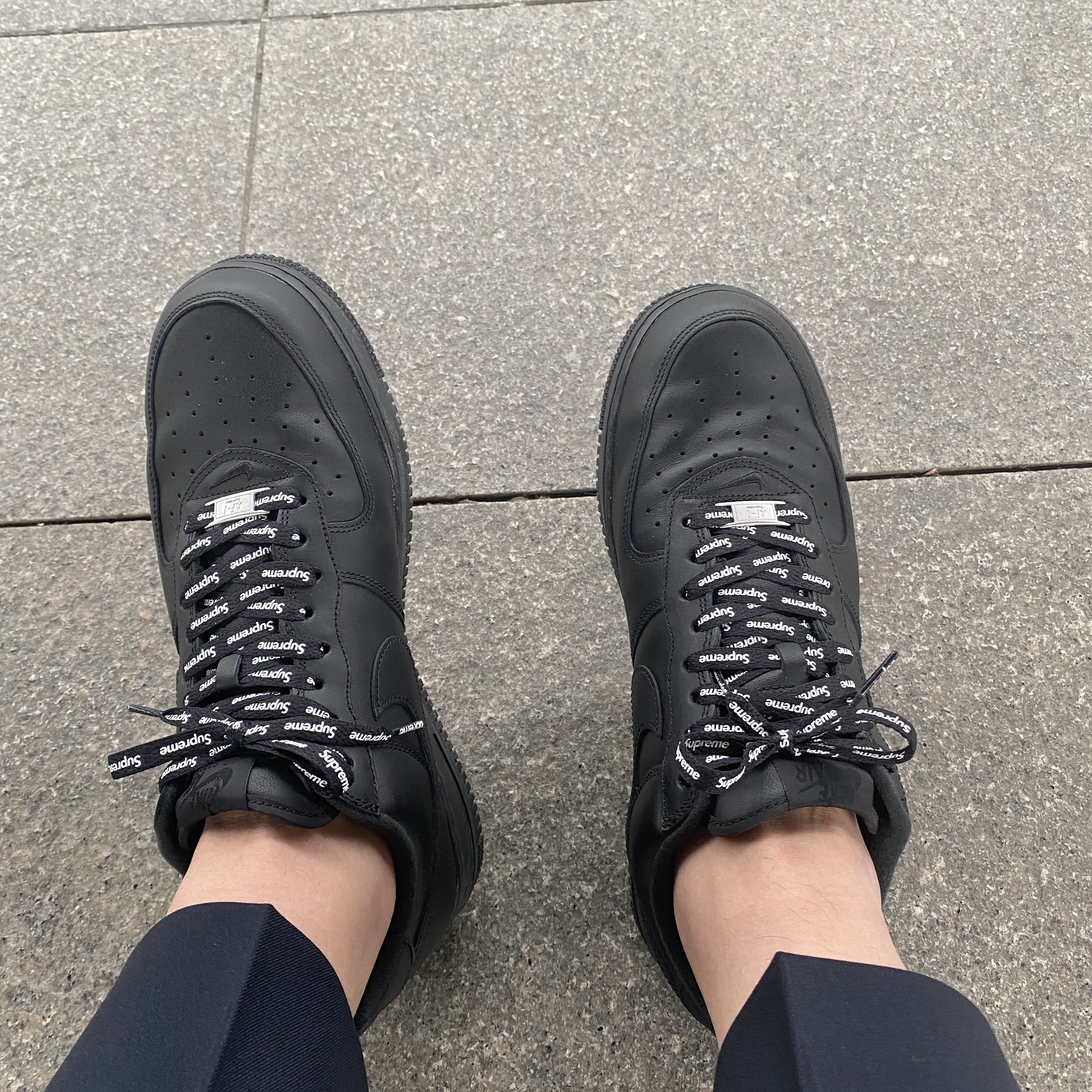 Nike x Supreme Air Force 1 Low Black 착용 스타일 - 2