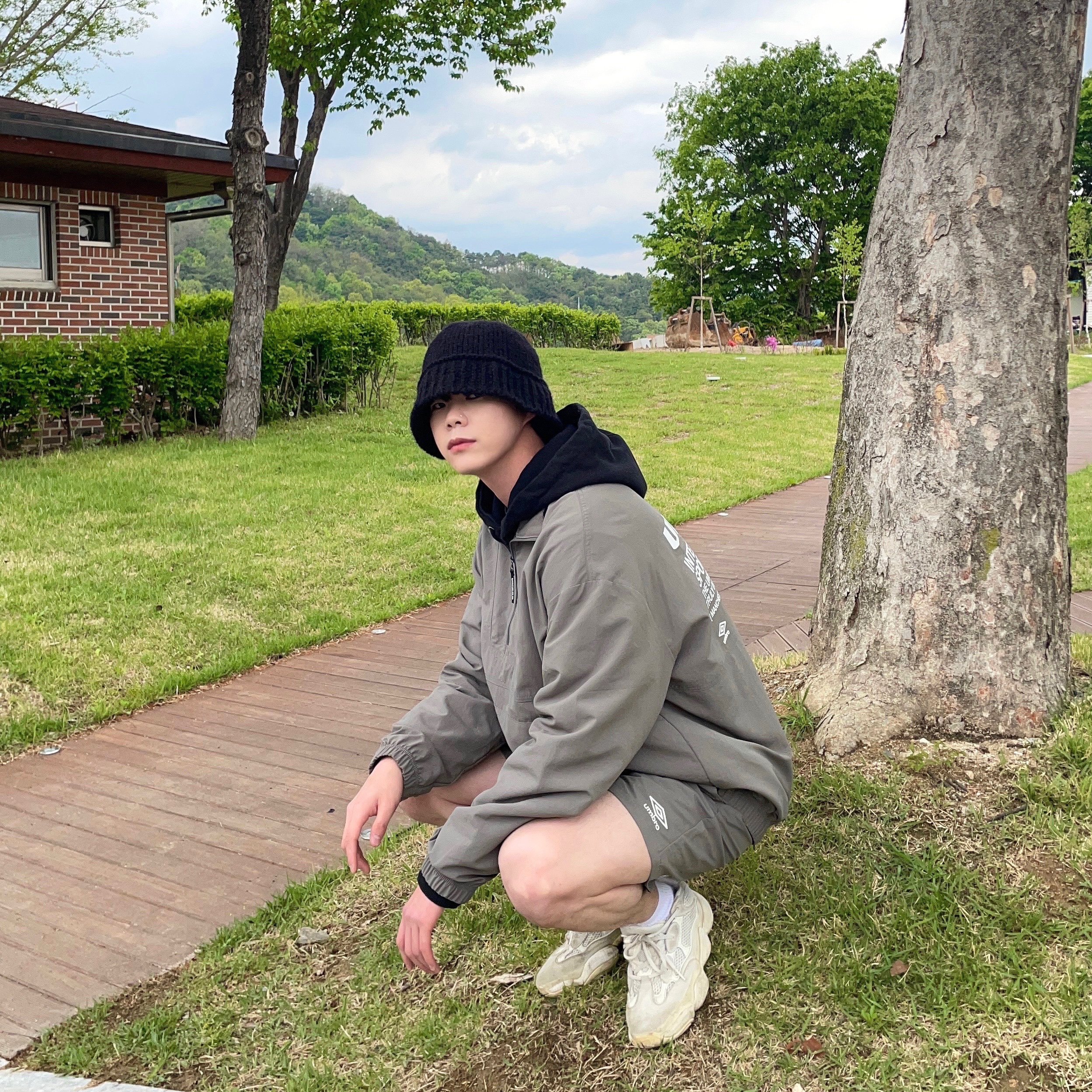 Adidas Yeezy 500 Bone White 착용 스타일