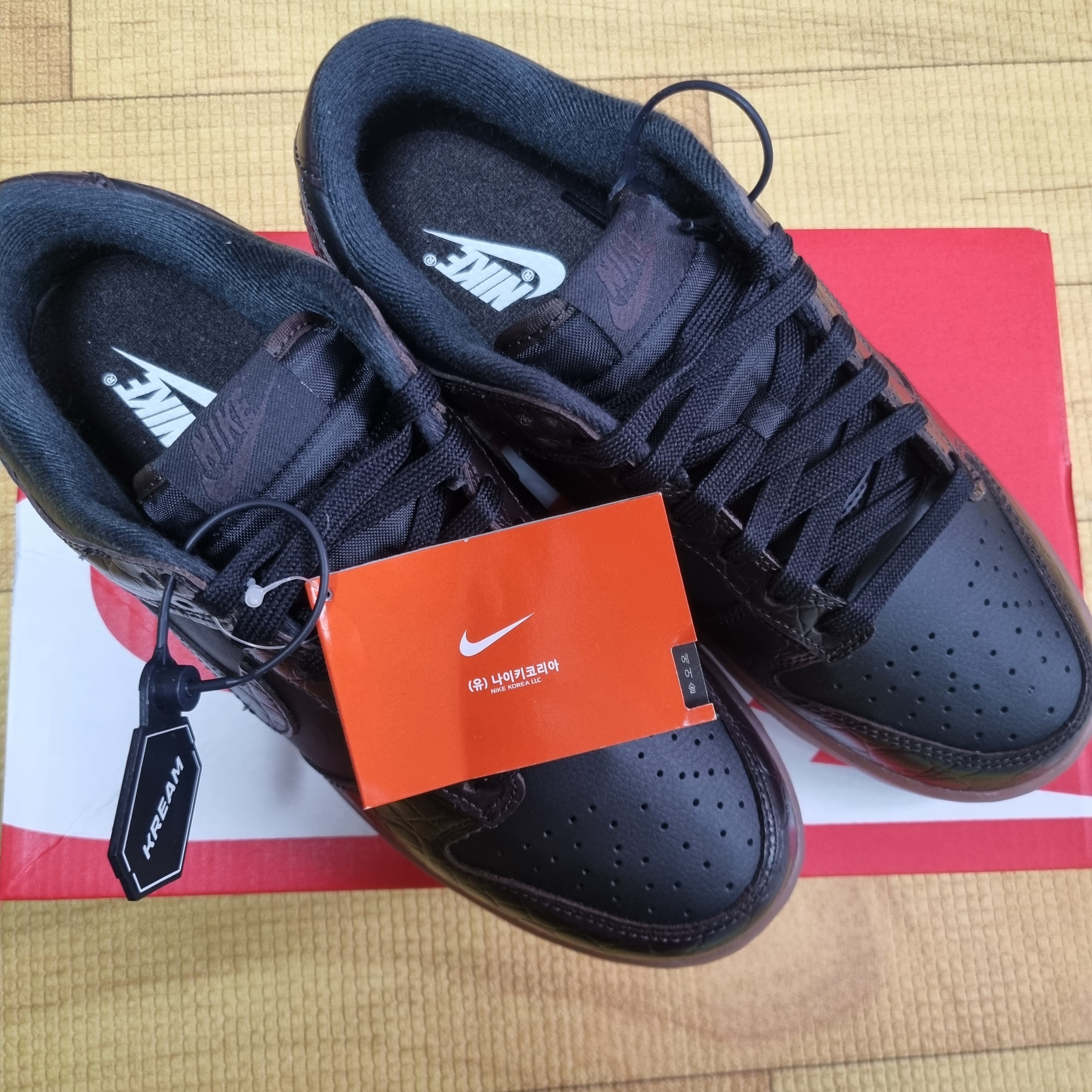 Nike x NBA Dunk Low Retro EMB Black and Chile Red, Nike Dunk Low SE Velvet Brown and Black 착용 스타일
