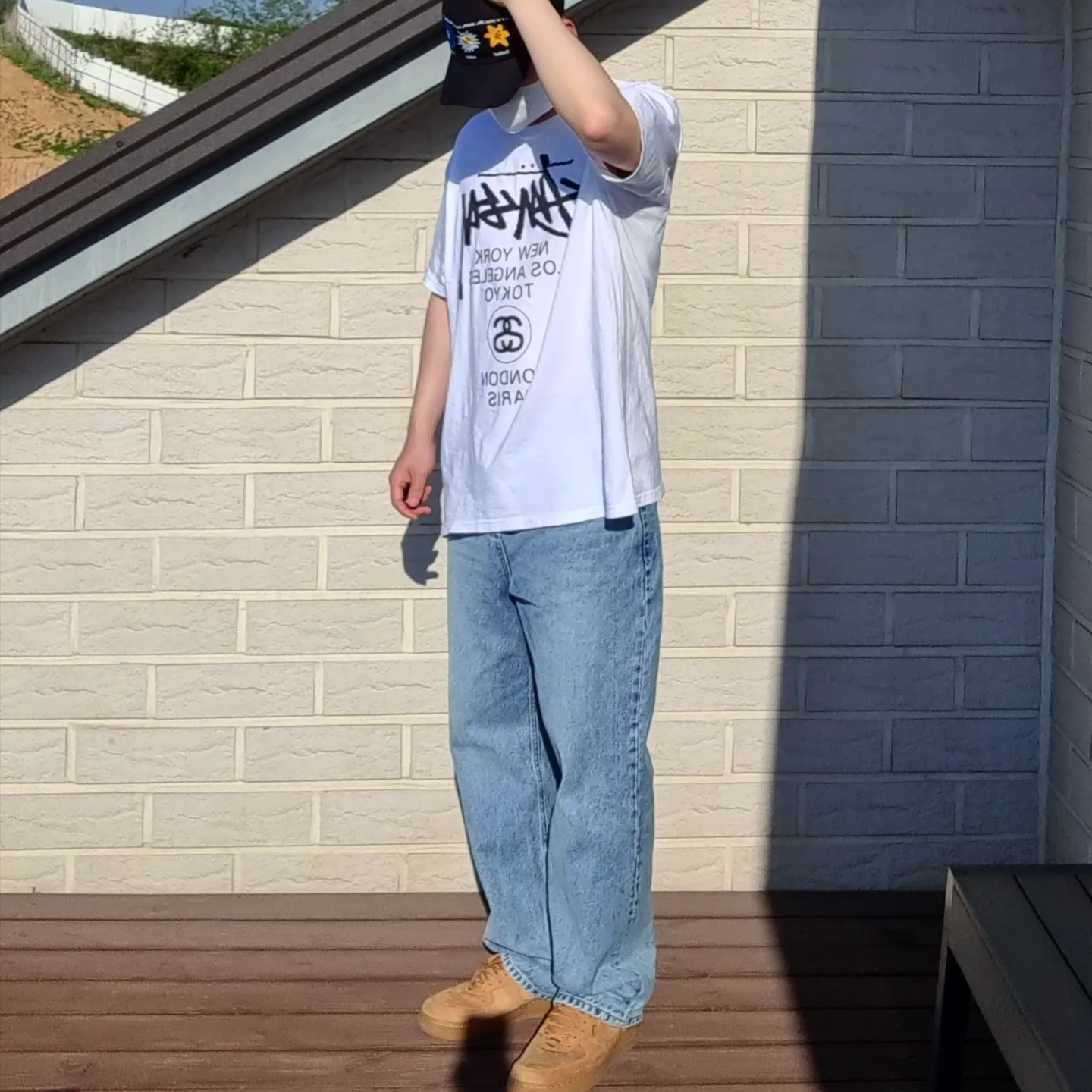 Nike x Supreme Air Force 1 Low Flax, Stussy World Tour T-Shirt White 착용 스타일 - 3