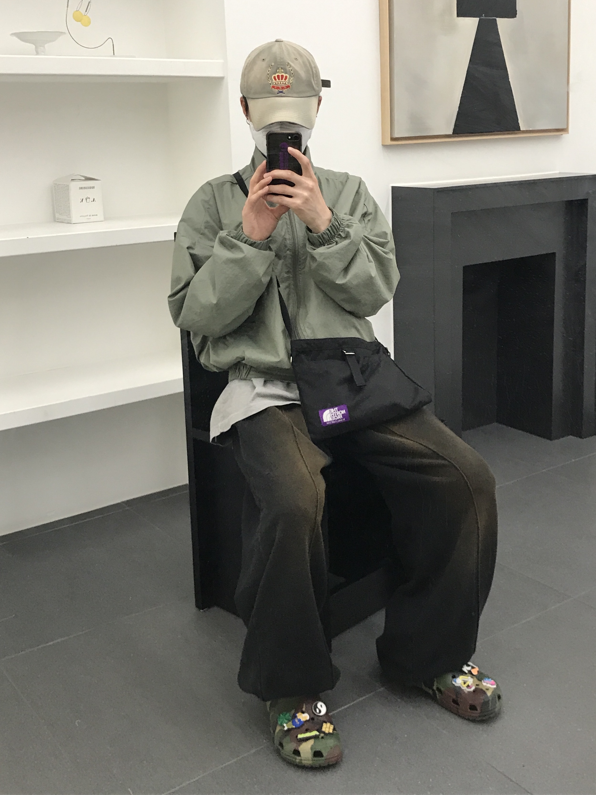 Crocs x Palace Classic Clog Woodland Camo 착용 스타일 - 1