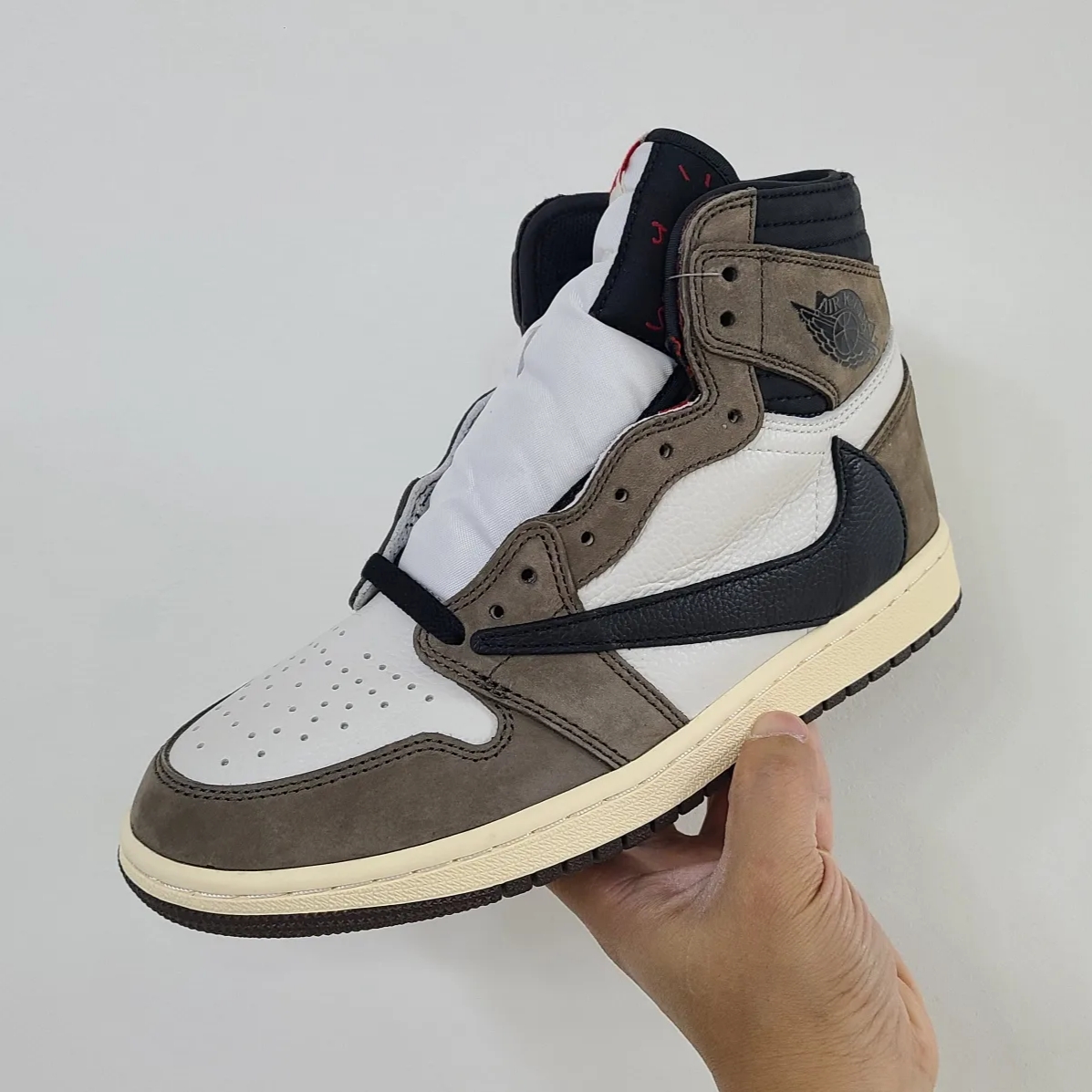 Jordan 1 x Travis Scott Retro High OG SP Mocha 착용 스타일 - 1