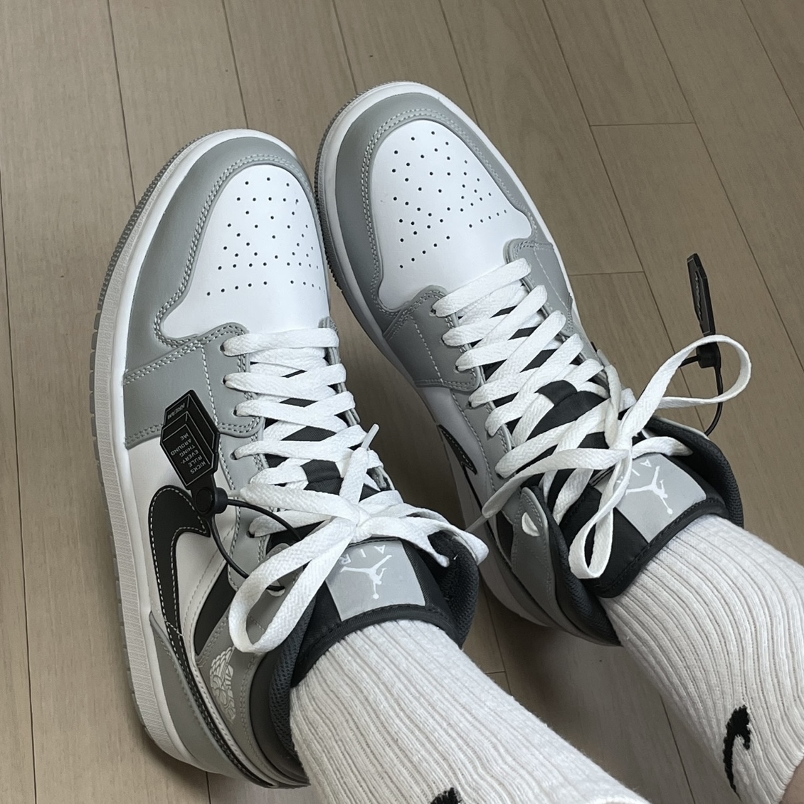 Jordan 1 Mid Light Smoke Grey Anthracite 착용 스타일 - 2