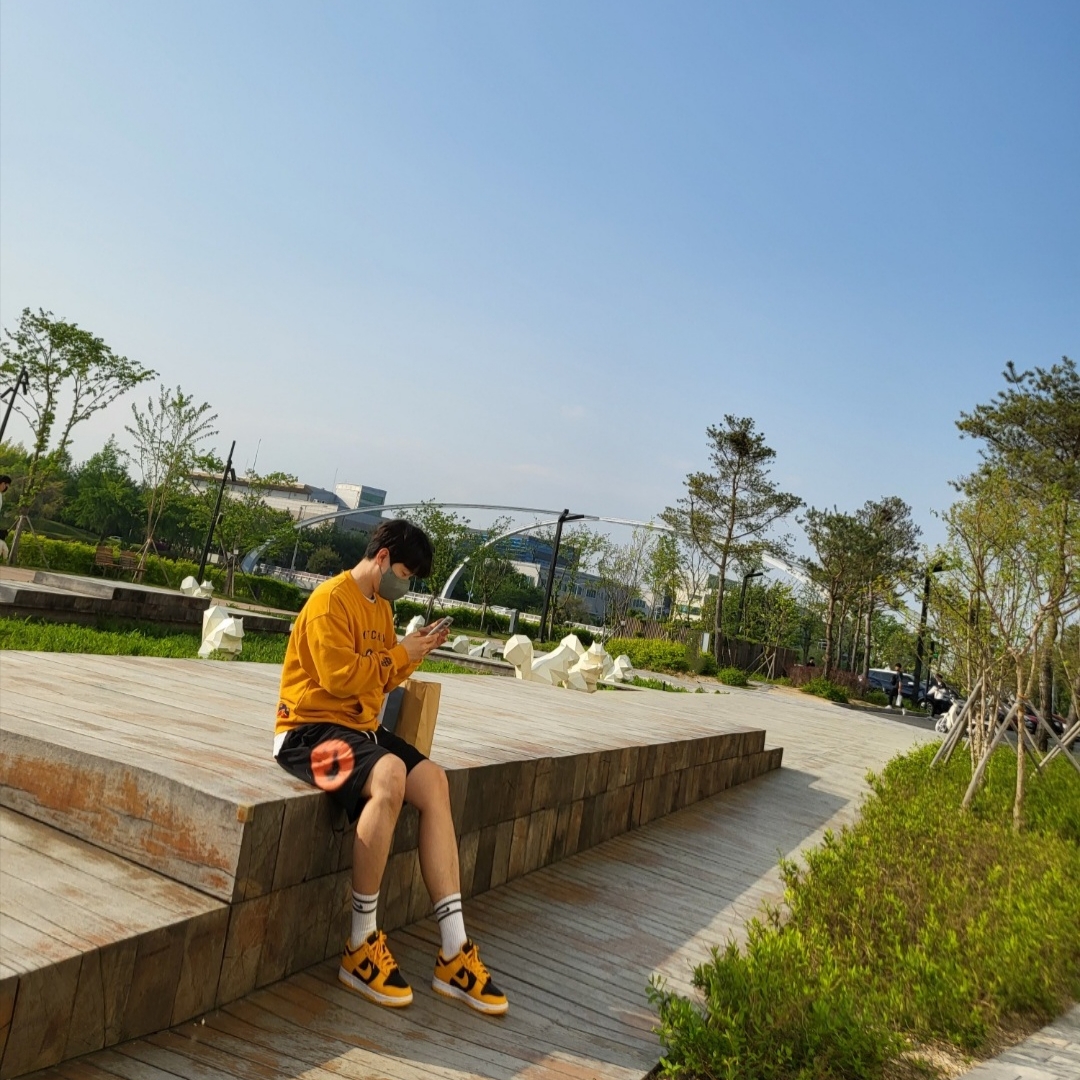 Nike Dunk Low Retro Championship Goldenrod 착용 스타일 - 2