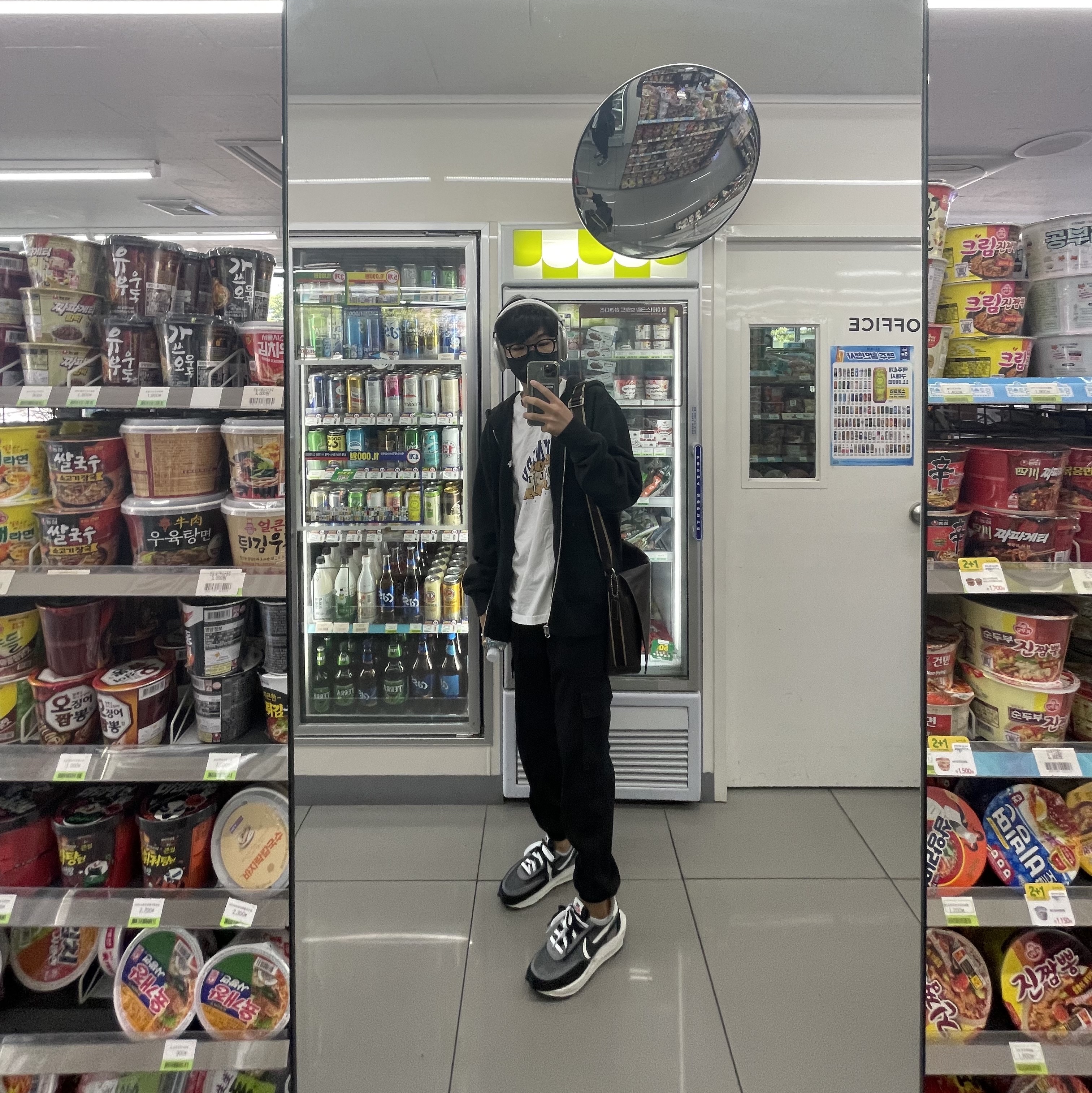 Nike x Sacai LDWaffle Black, Stussy Basic Stussy Zip Hoodie Black 2022 착용 스타일