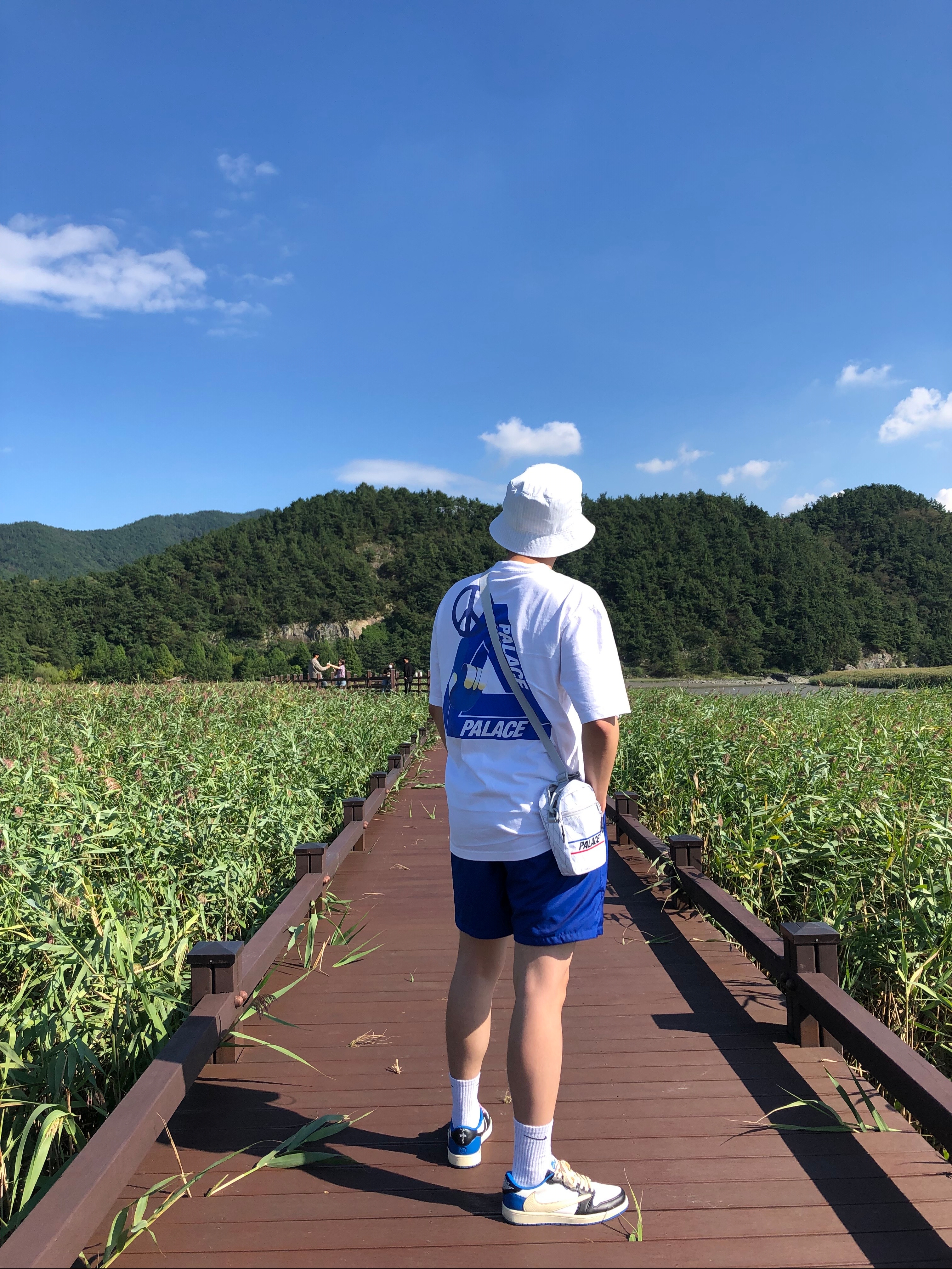 Palace Tri-Smiler T-Shirt White - 20SS, Nike x Kim Jones Bucket Hat White 착용 스타일