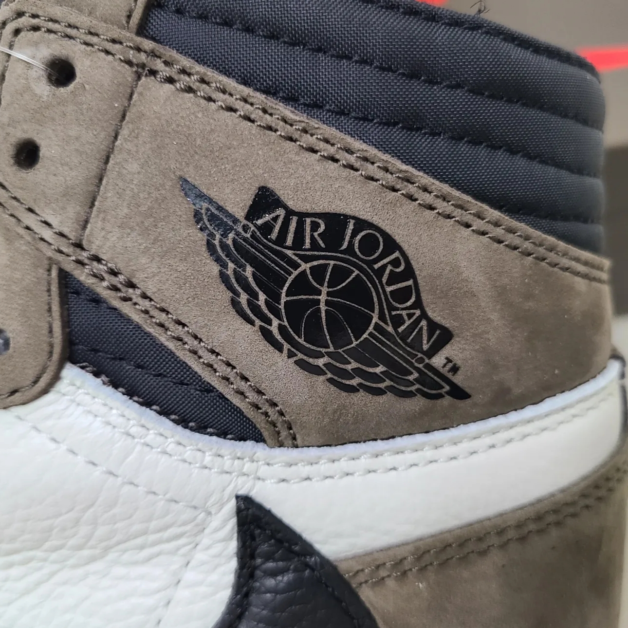 Jordan 1 x Travis Scott Retro High OG SP Mocha 착용 스타일 - 3