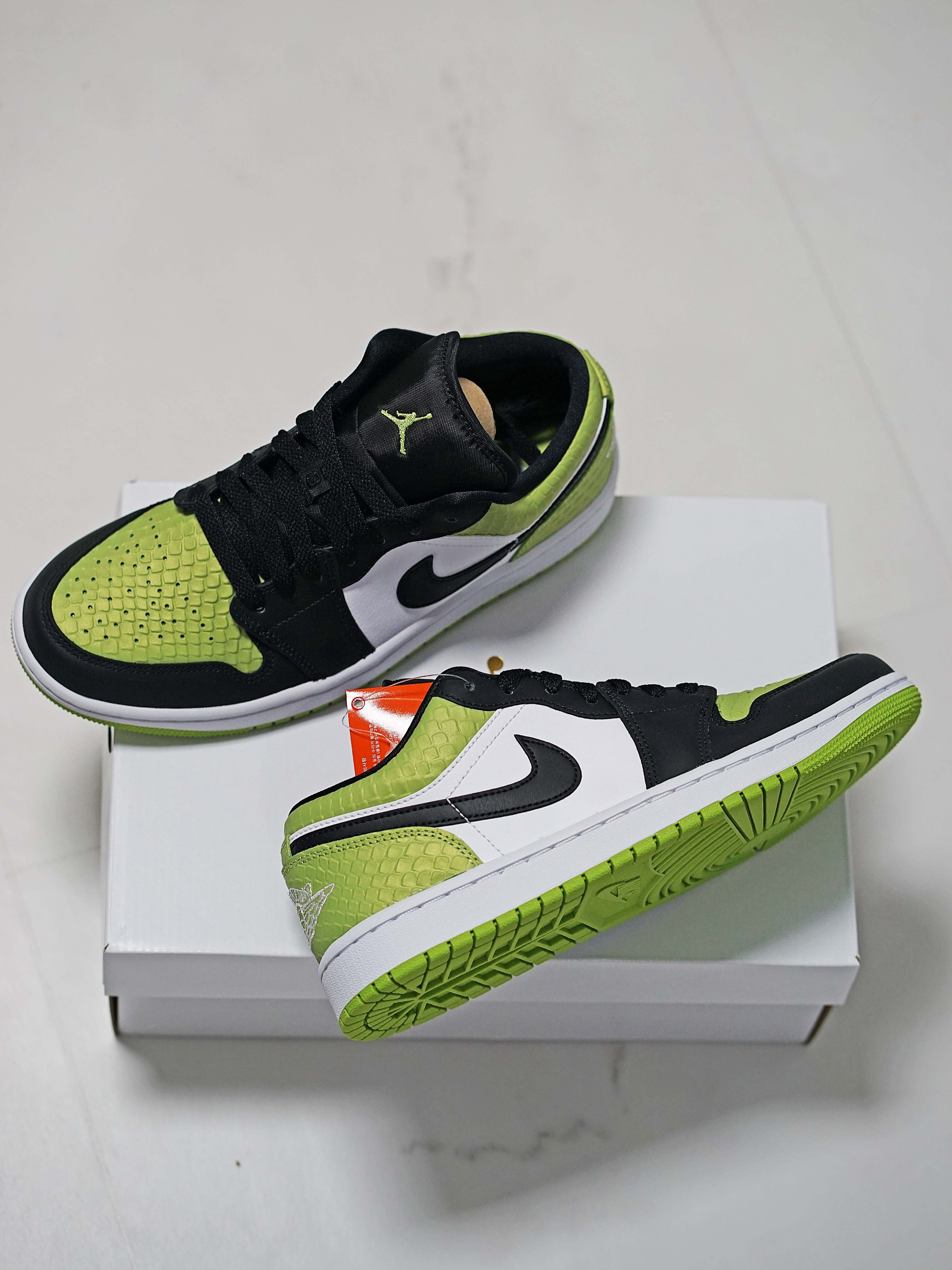 (W) Jordan 1 Low Vivid Green and Black 착용 스타일 - 2