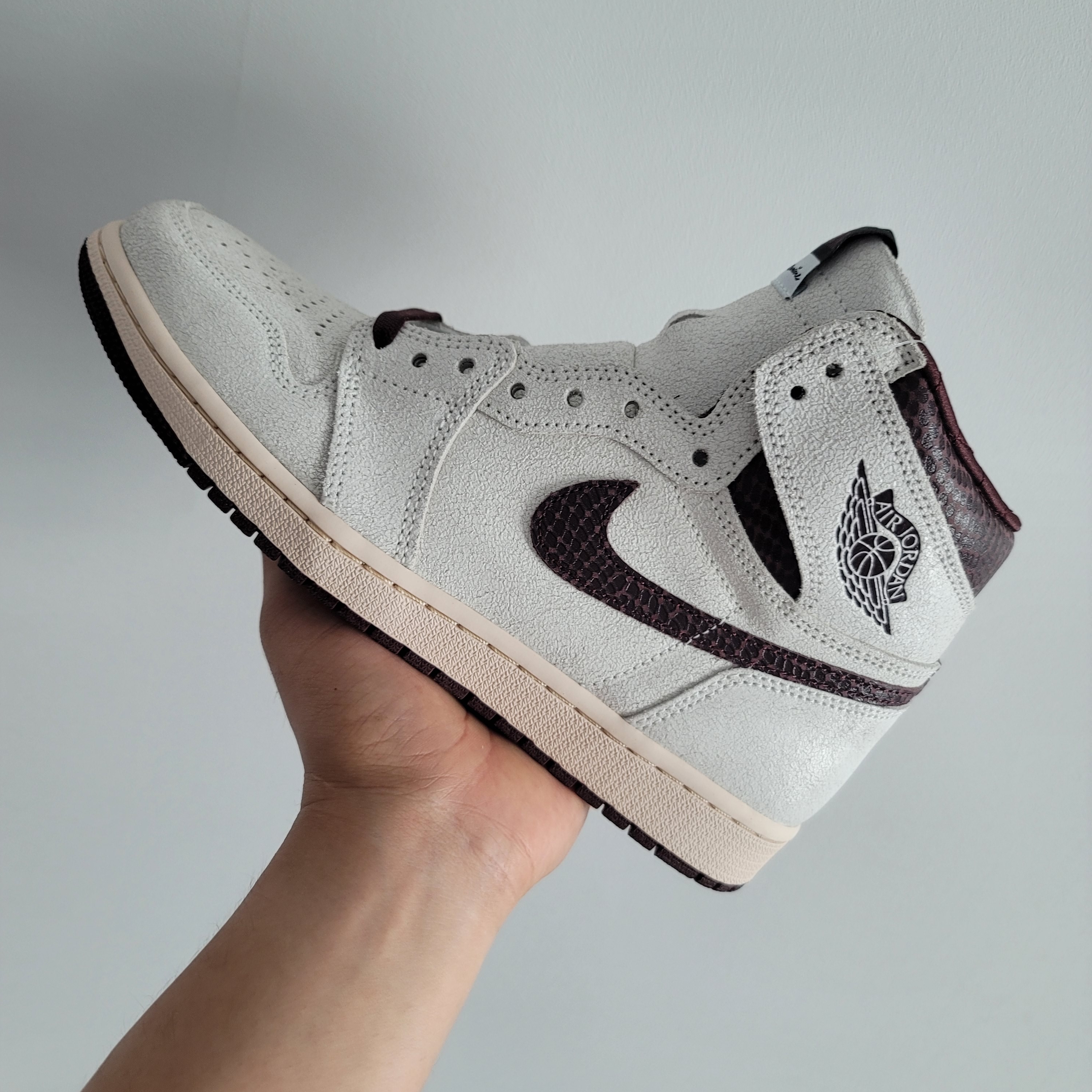 Jordan 1 x A Ma Maniere Retro High OG SP Sail and Burgundy 착용 스타일 - 1