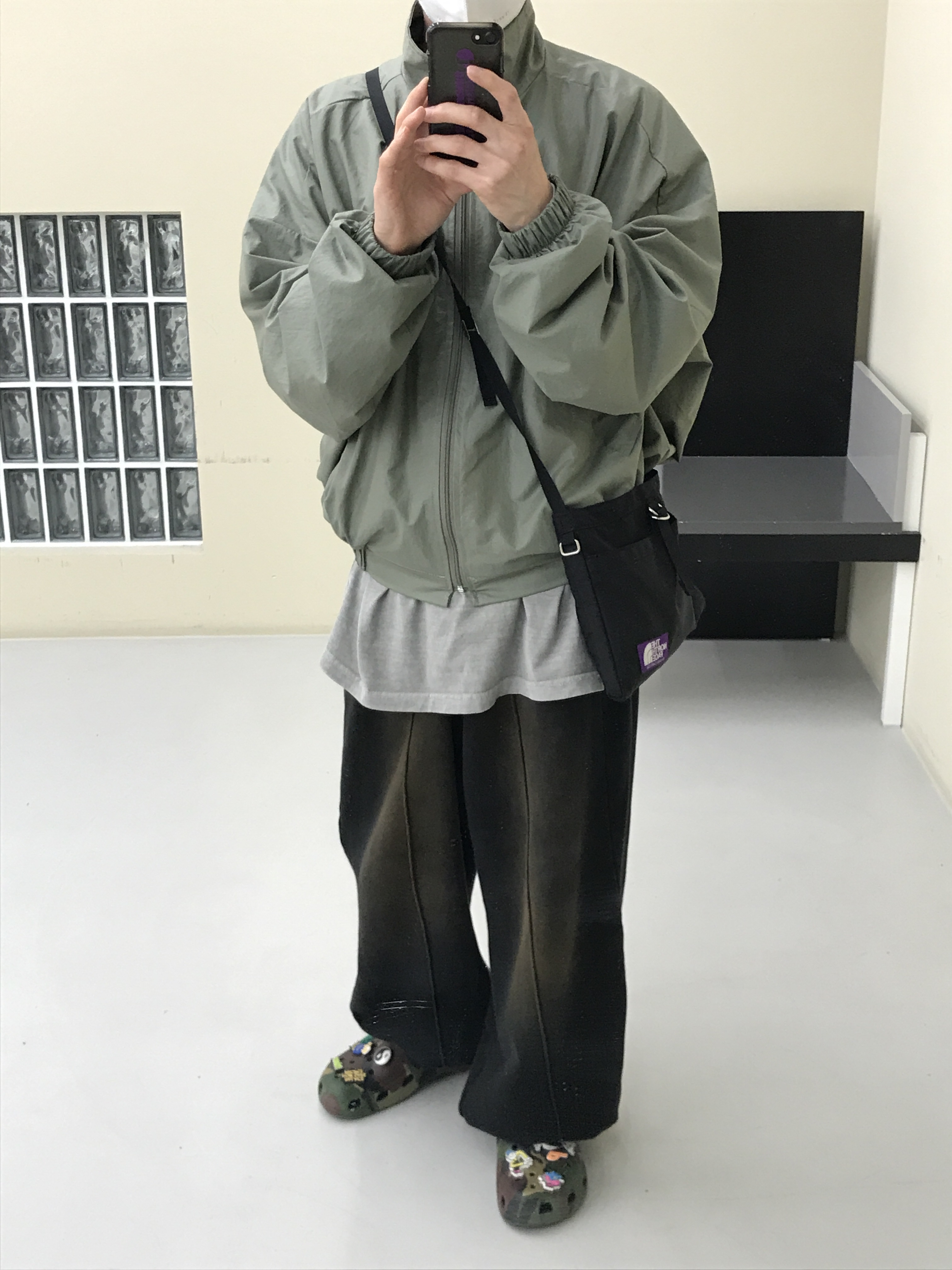 Crocs x Palace Classic Clog Woodland Camo 착용 스타일 - 2