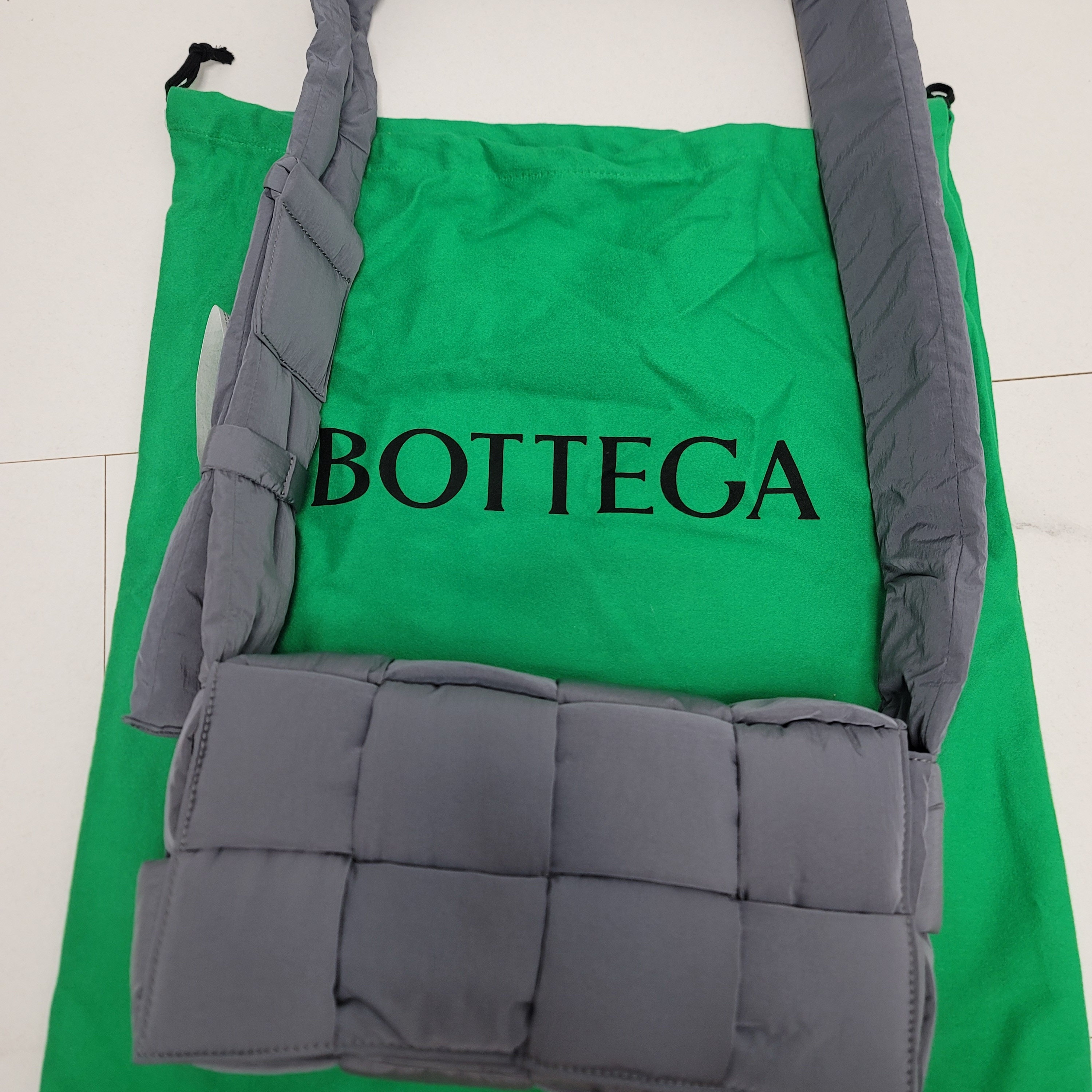 Bottega Veneta Padded Tech Cassette Thunder, Bottega Veneta Padded Tech Cassette Parakeet 착용 스타일 - 1