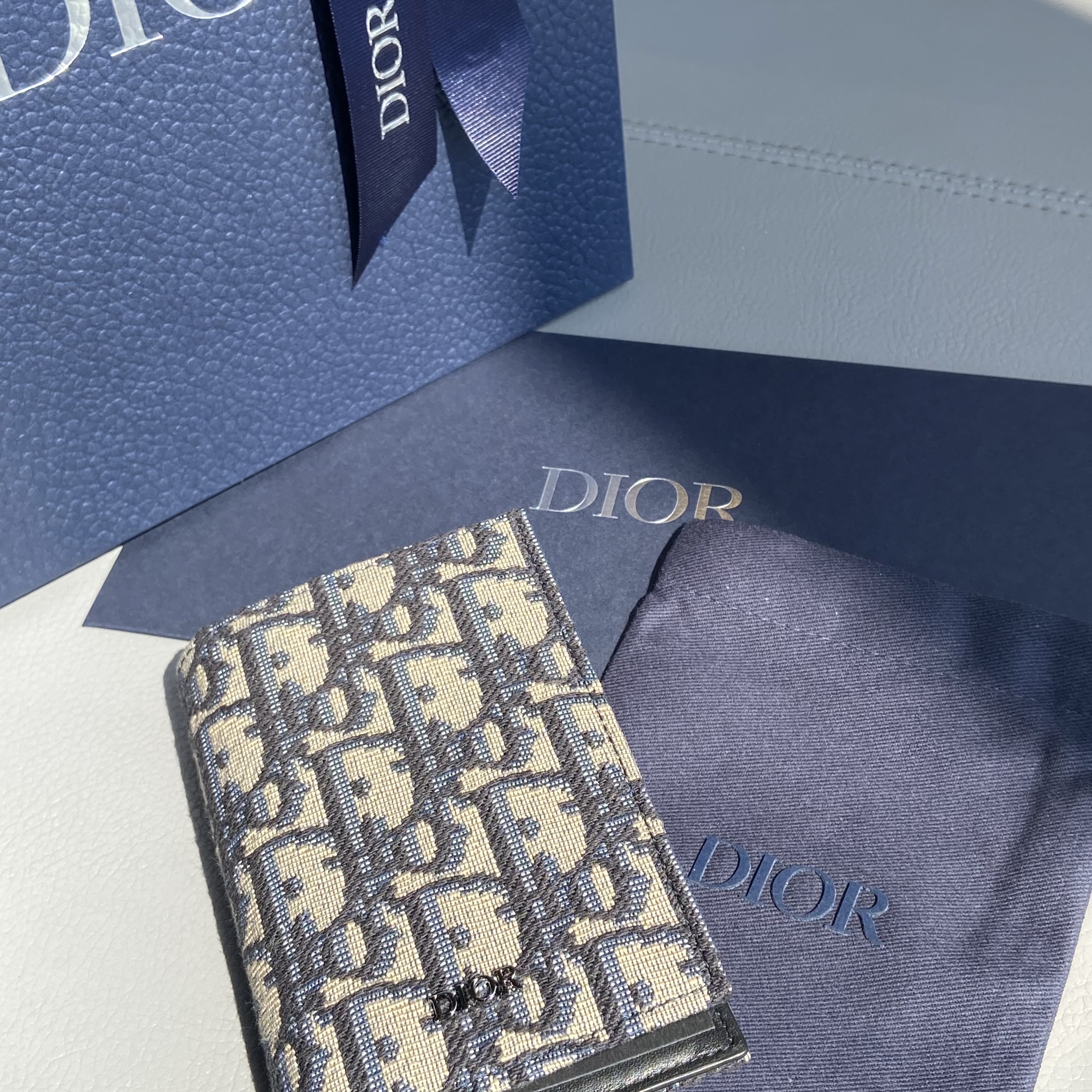 Dior Bi-Fold Card Holder Beige & Black Dior Oblique Jacquard 착용 스타일
